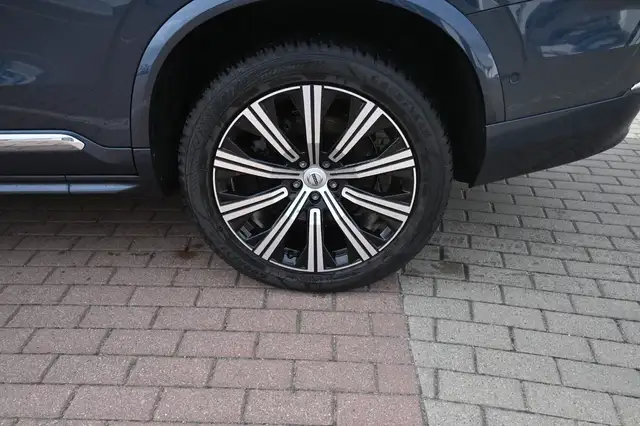 Volvo XC90 view 12