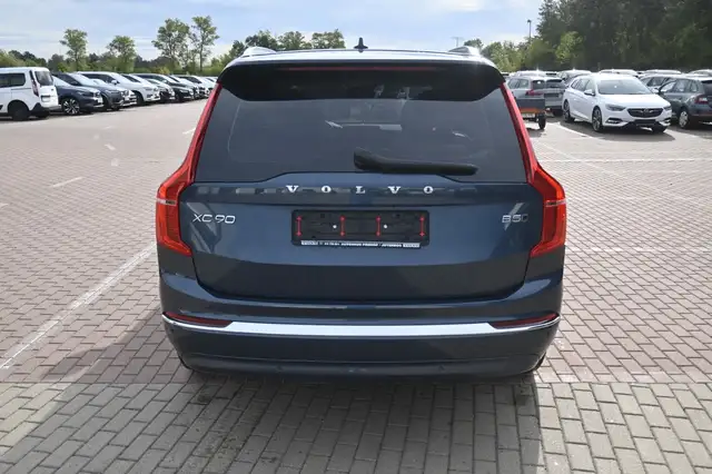 Volvo XC90 view 8
