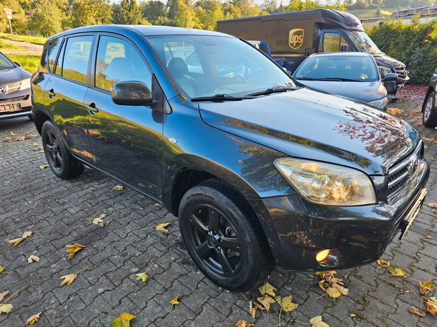 Toyota RAV 4 2.0-l- 4x4 Automatik Leder Keyless ALU Grau - 2
