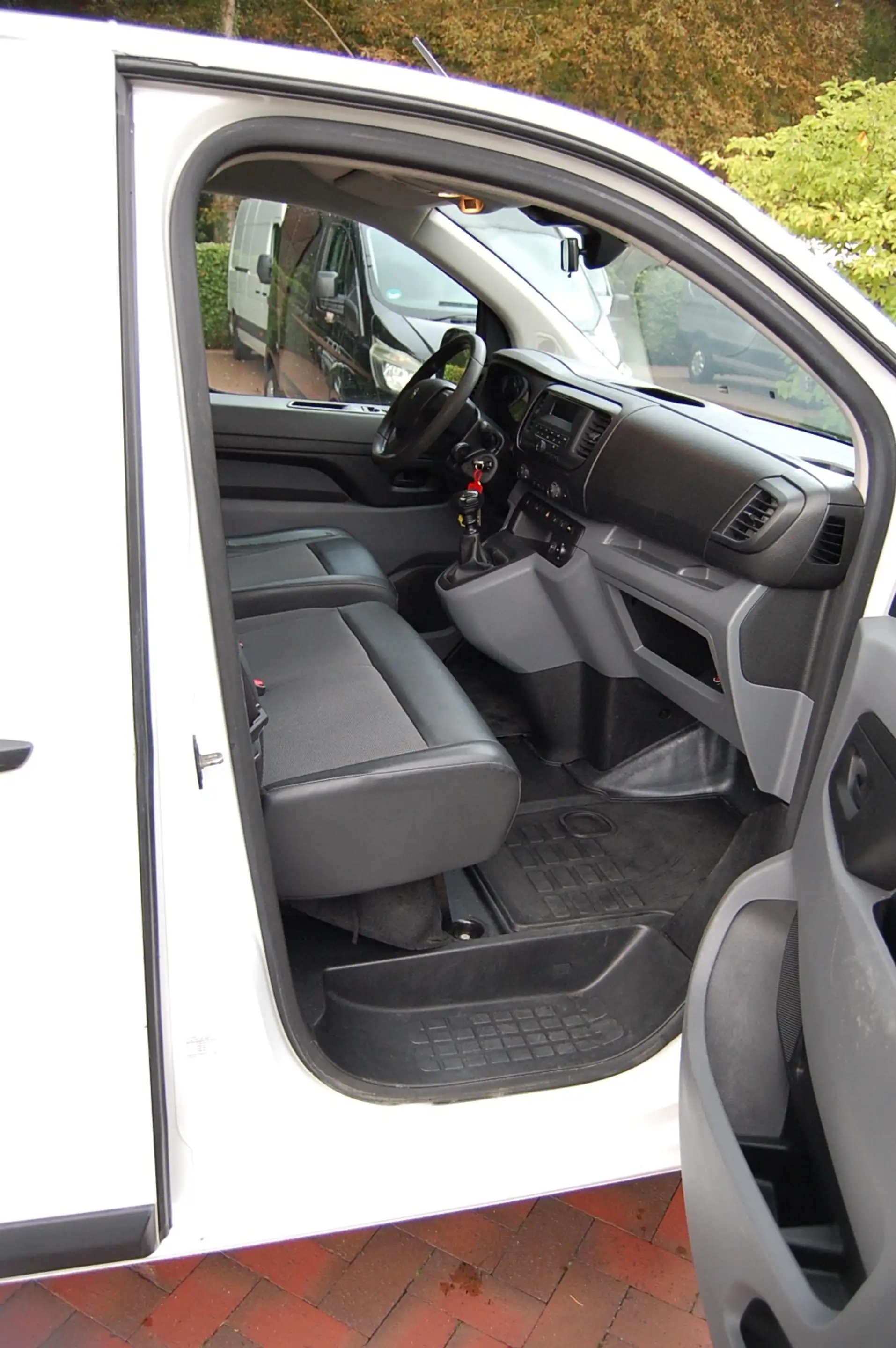 Peugeot Expert 2.0 Kasten lang Premium L3 Regalausbau AHK 2,5t, Navi, Klima, Dachtrager — photo 7