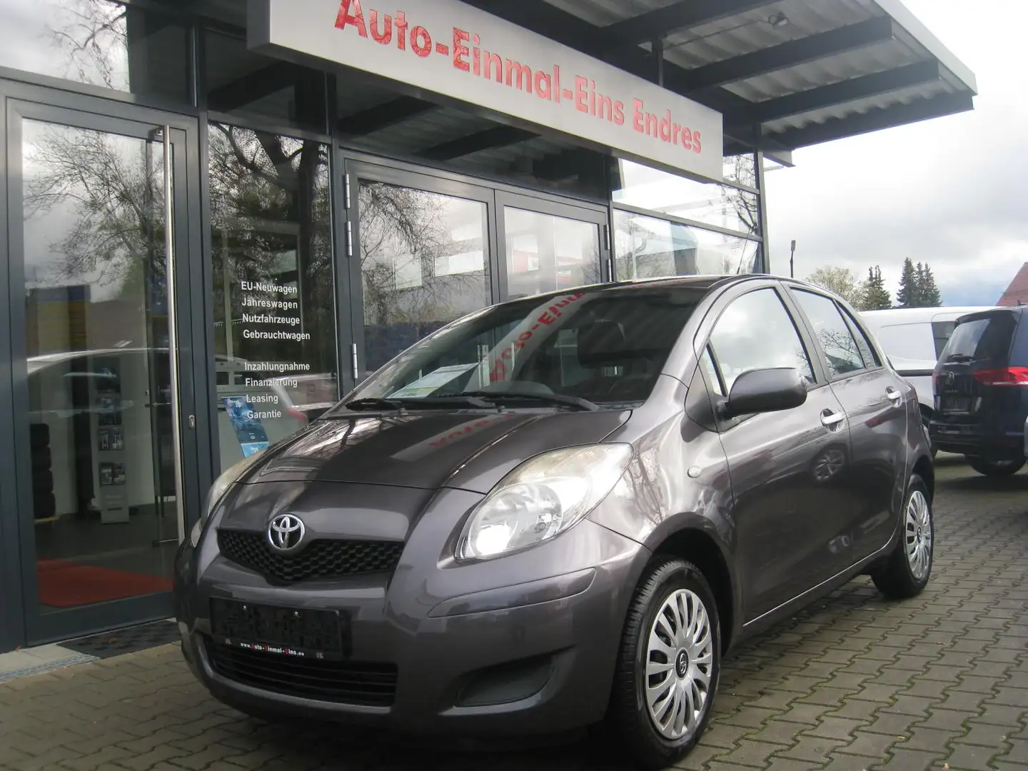 Toyota Yaris 1.0 VVT-i Cool Edition Grau - 1