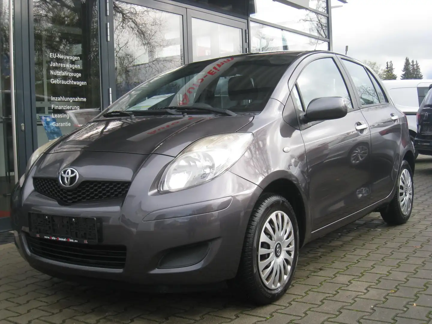 Toyota Yaris 1.0 VVT-i Cool Edition Grau - 2