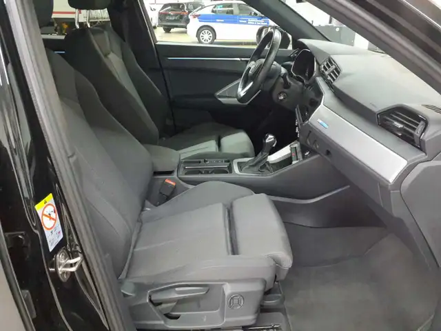 Audi Q3 view 7