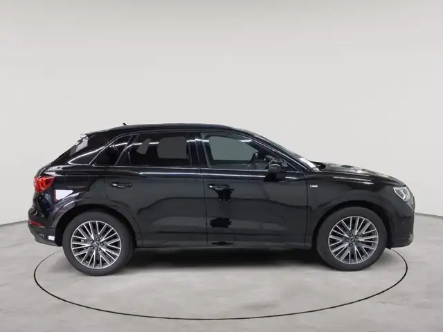 Audi Q3 view 3
