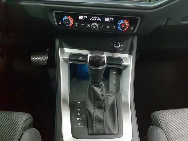 Audi Q3 view 10