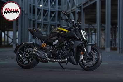 Ducati Diavel V4 Black Roadster Livery