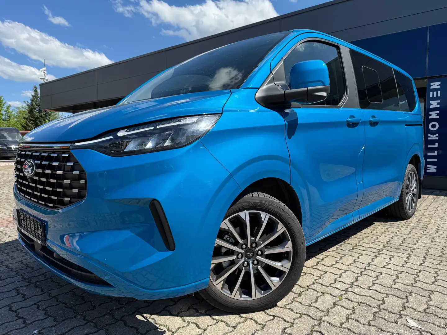 Ford Tourneo Custom L2H1 Titanium X 4x4 voll Ausstatt Modrá - 1