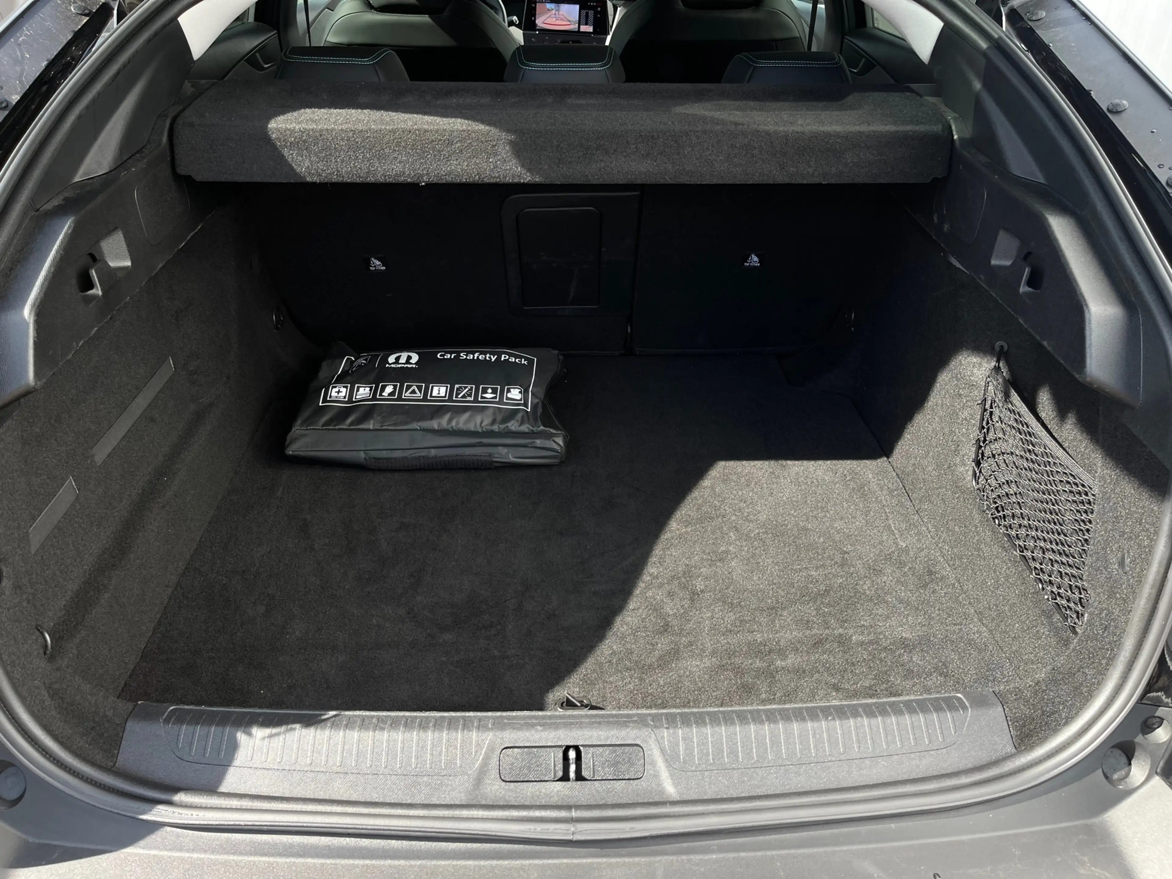 Peugeot 408 1.2 Hybrid 145 e-DCS6 Allure | Achteruitrijcamera — photo 41