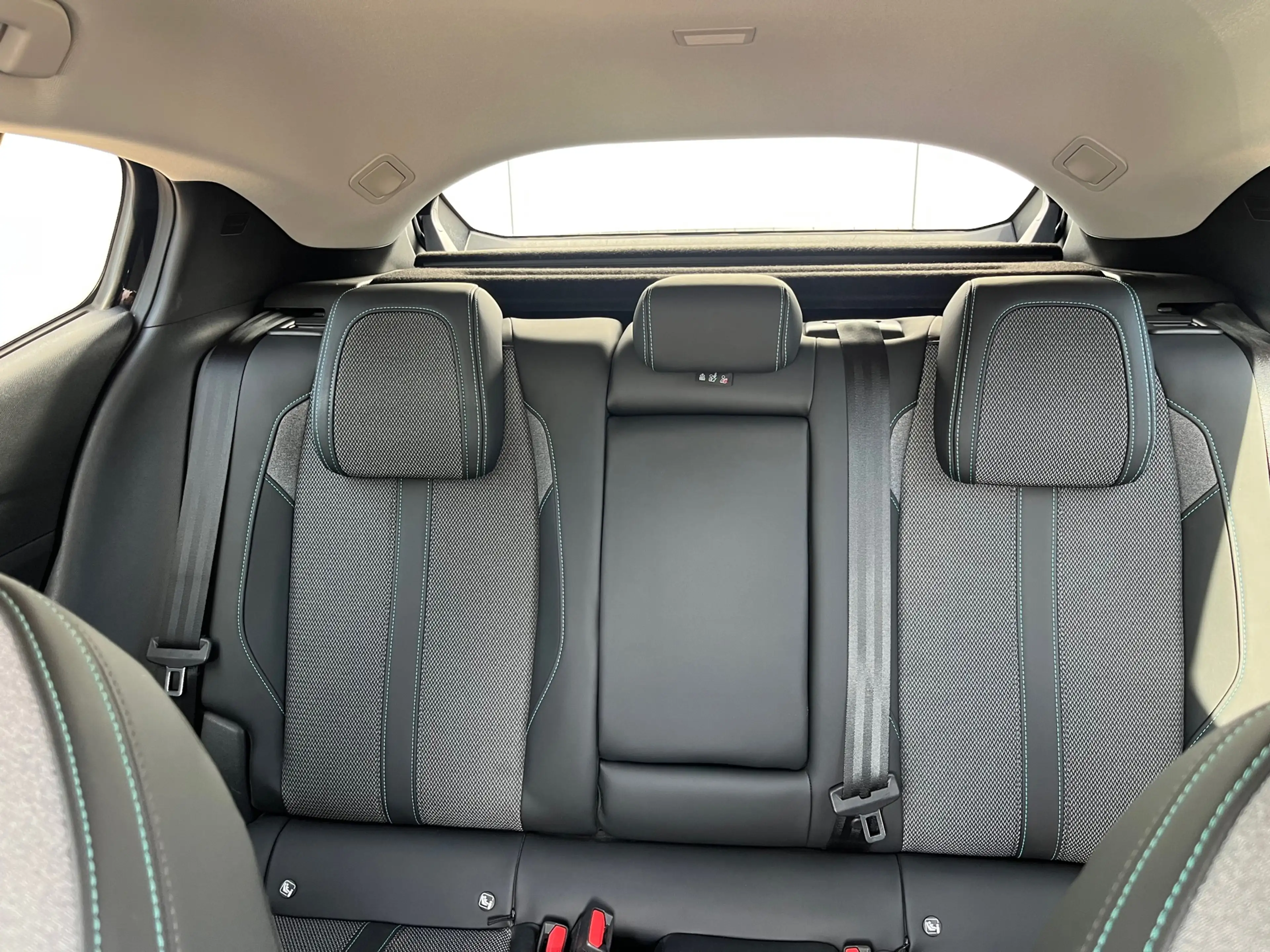Peugeot 408 1.2 Hybrid 145 e-DCS6 Allure | Achteruitrijcamera — photo 38