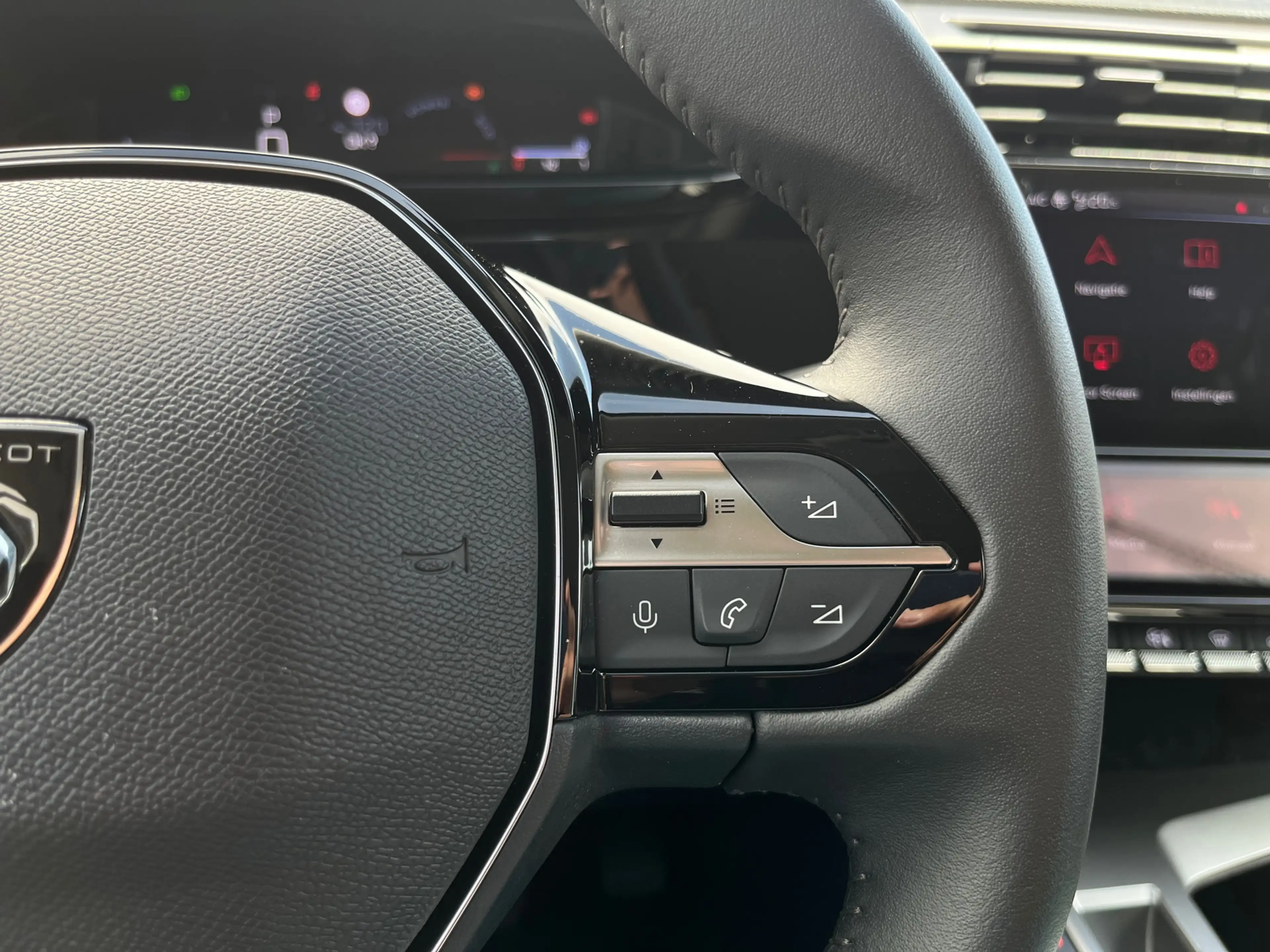 Peugeot 408 1.2 Hybrid 145 e-DCS6 Allure | Achteruitrijcamera — photo 14