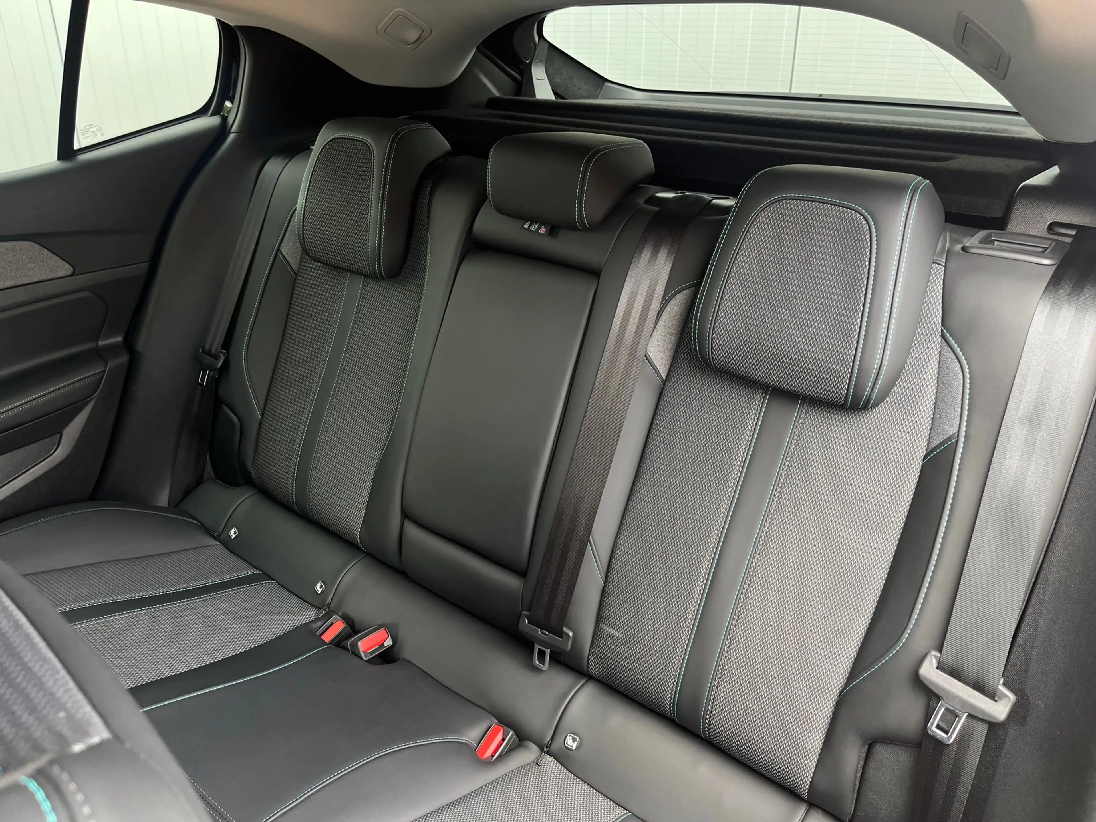 Peugeot 408 1.2 Hybrid 145 e-DCS6 Allure | Achteruitrijcamera — photo 37