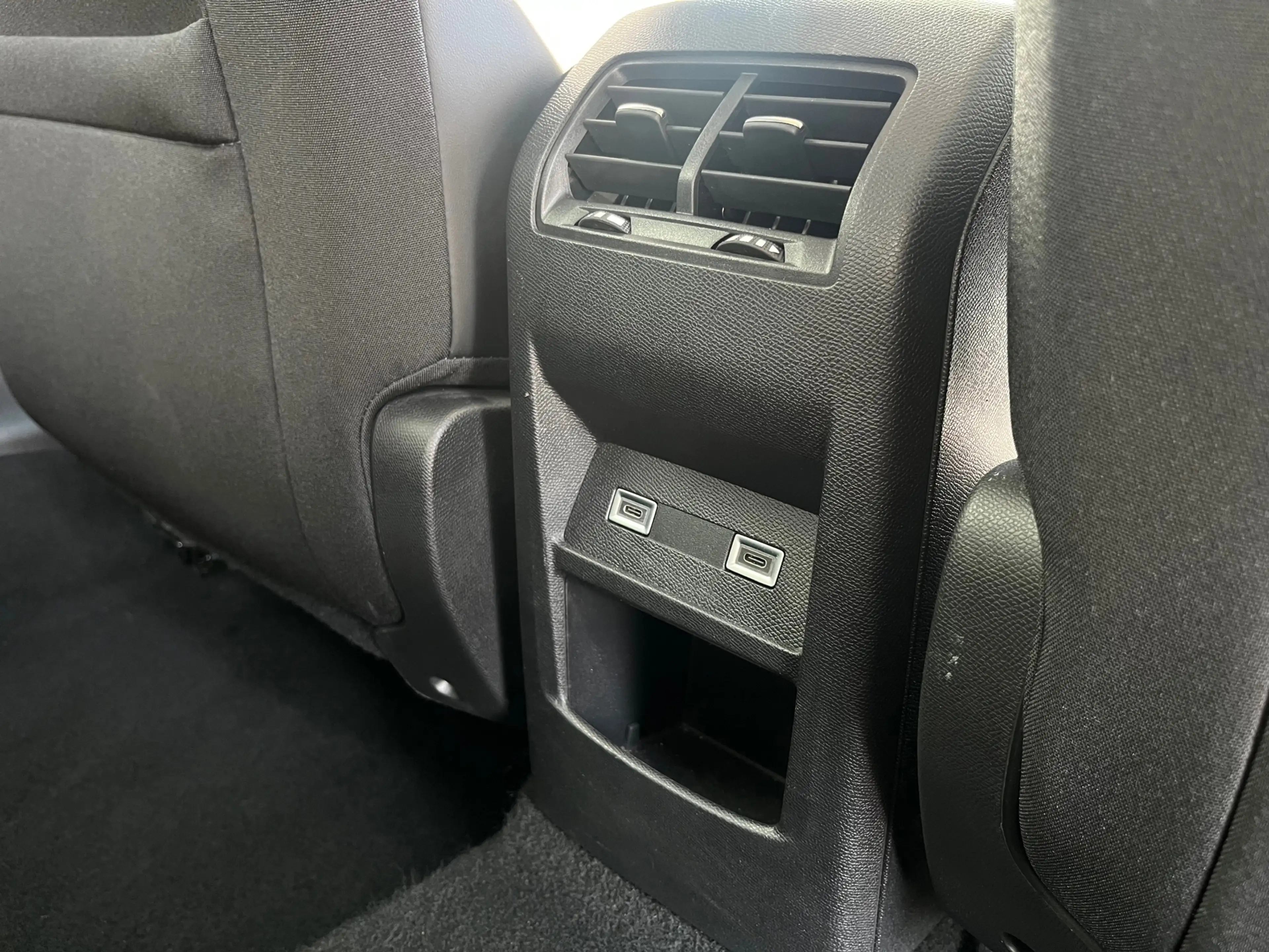 Peugeot 408 1.2 Hybrid 145 e-DCS6 Allure | Achteruitrijcamera — photo 39