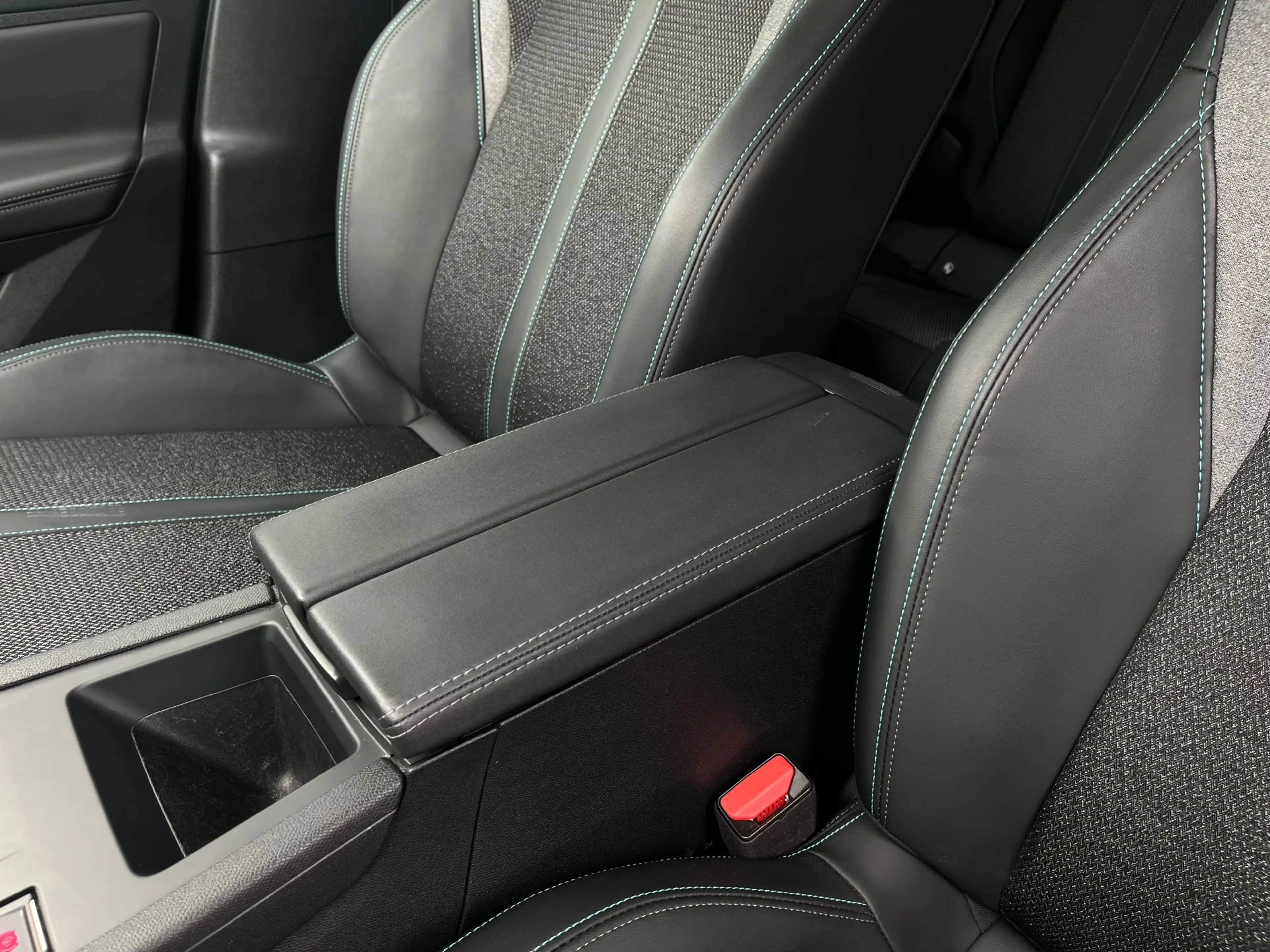 Peugeot 408 1.2 Hybrid 145 e-DCS6 Allure | Achteruitrijcamera — photo 20