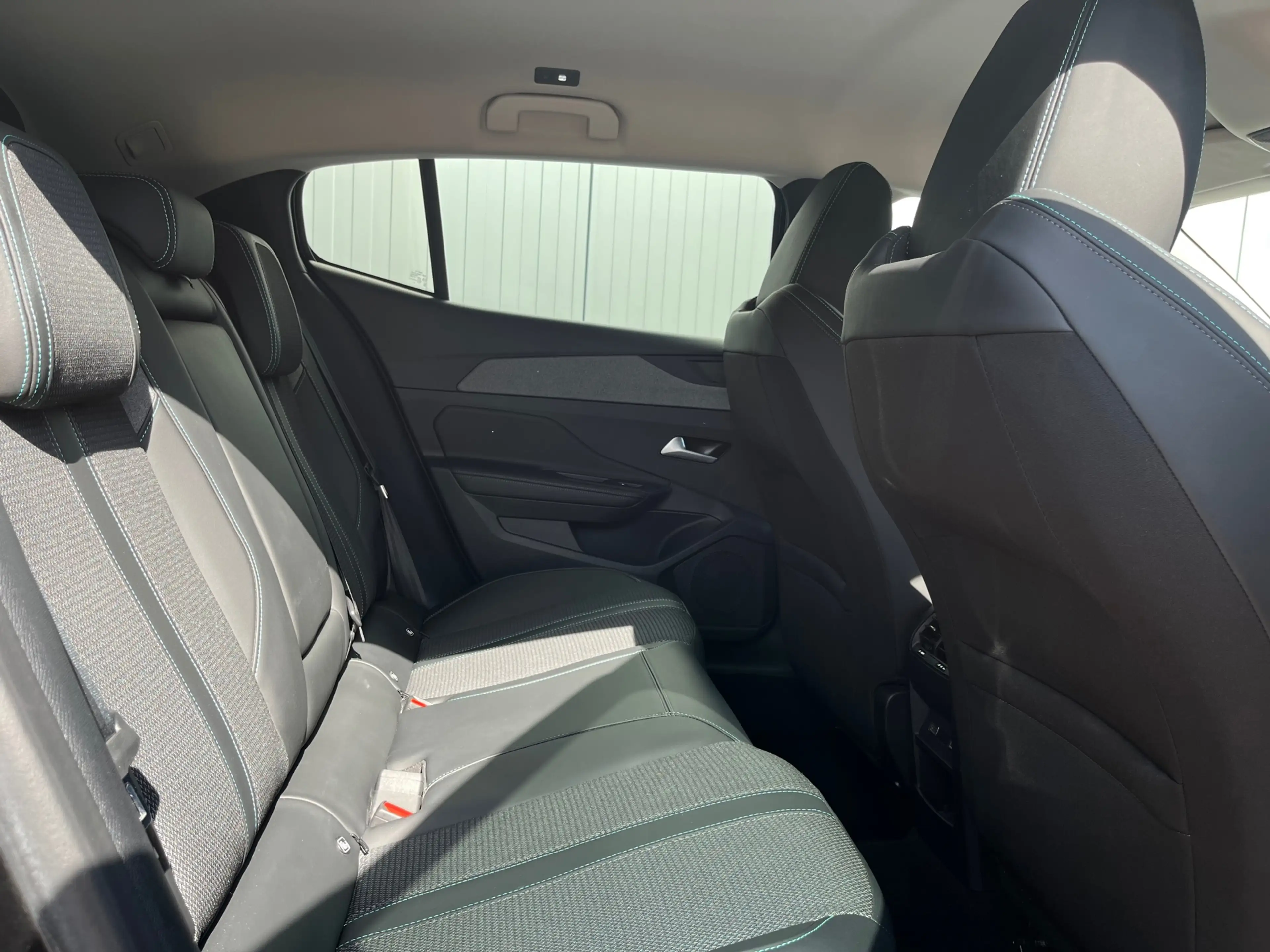 Peugeot 408 1.2 Hybrid 145 e-DCS6 Allure | Achteruitrijcamera — photo 40