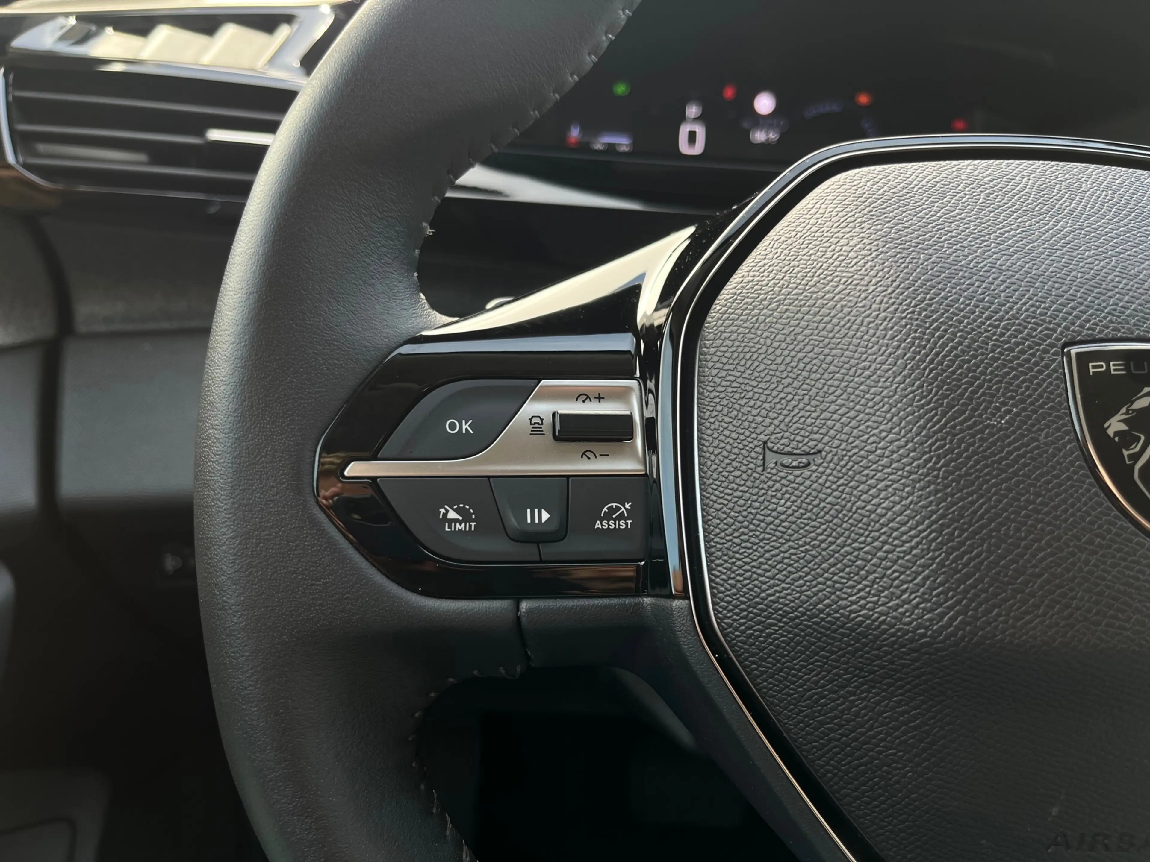 Peugeot 408 1.2 Hybrid 145 e-DCS6 Allure | Achteruitrijcamera — photo 13