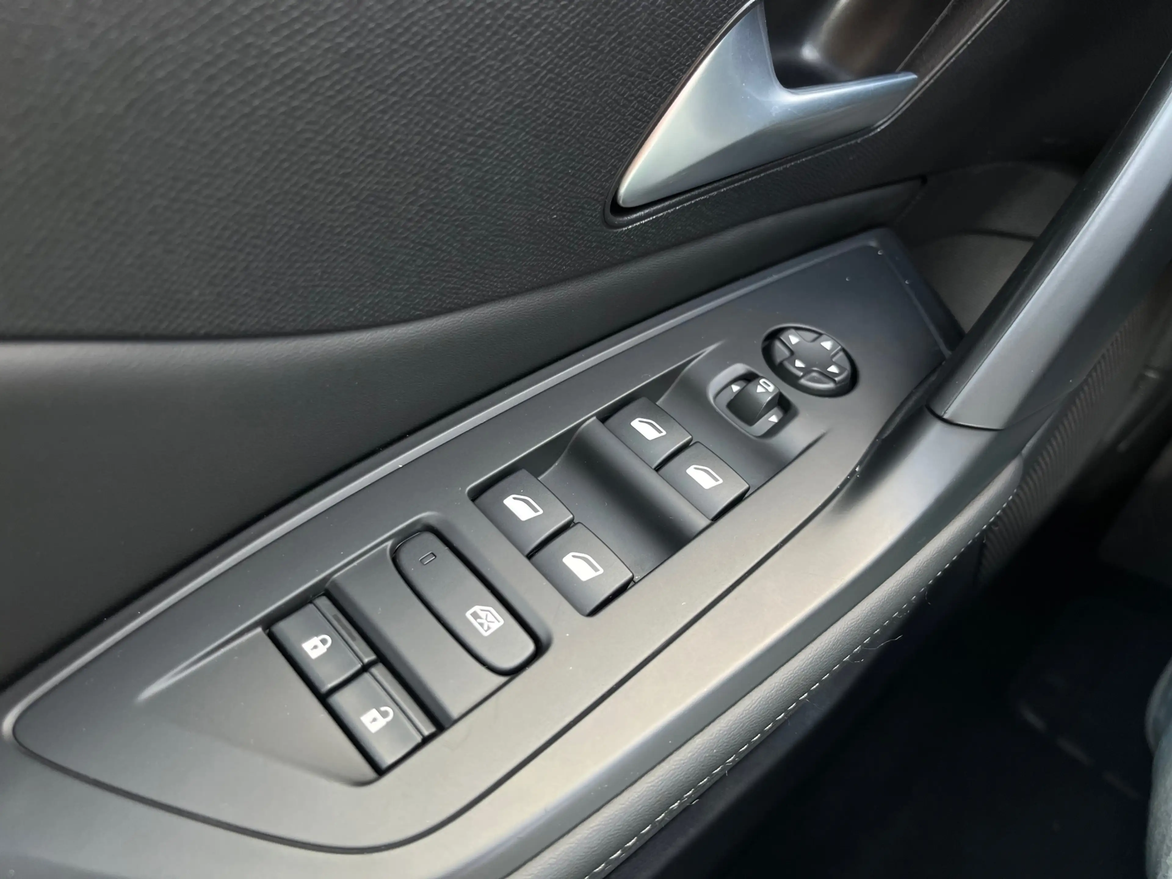 Peugeot 408 1.2 Hybrid 145 e-DCS6 Allure | Achteruitrijcamera — photo 22