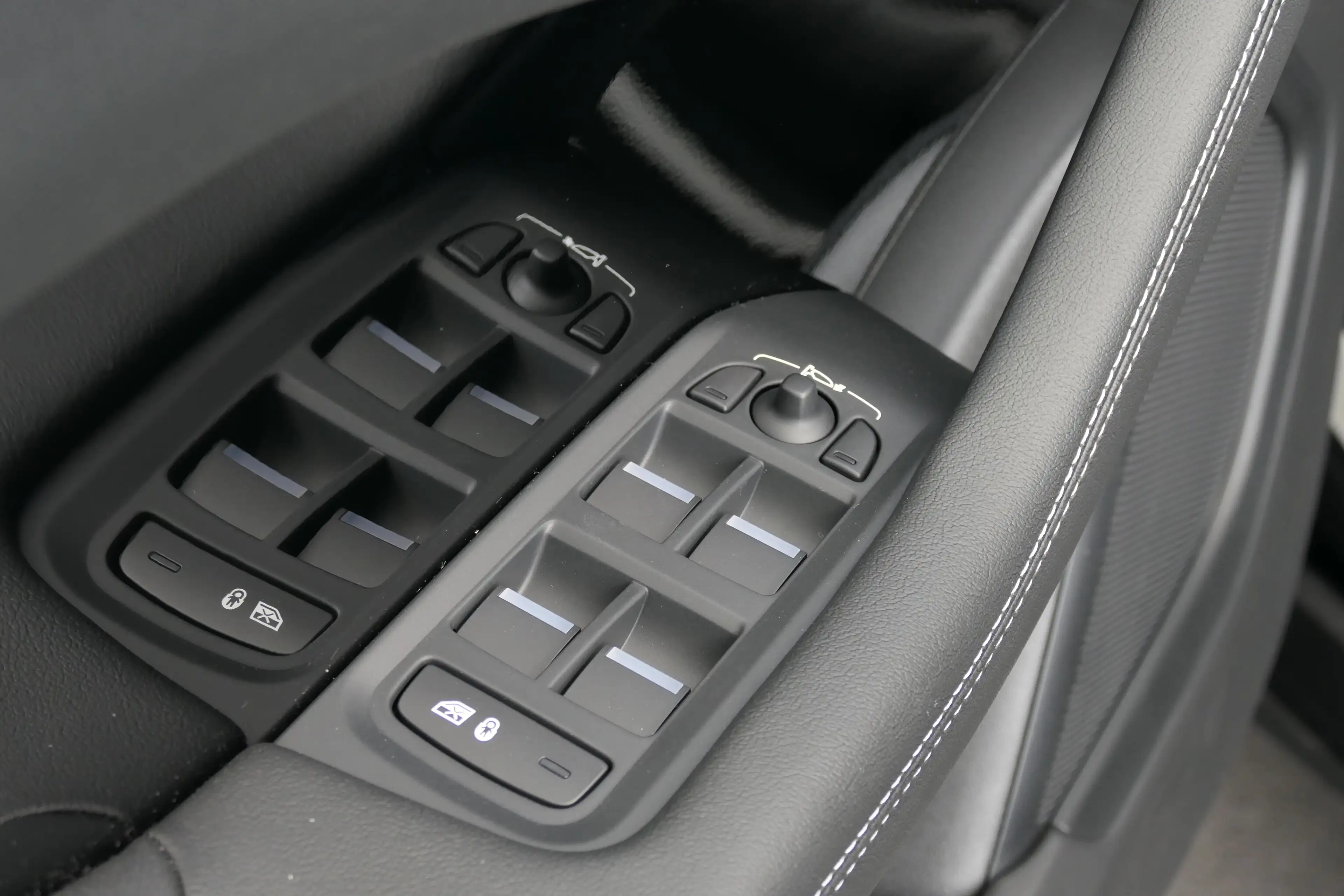 Jaguar I-Pace - EV 400PK R-Dynamic SE — photo 11