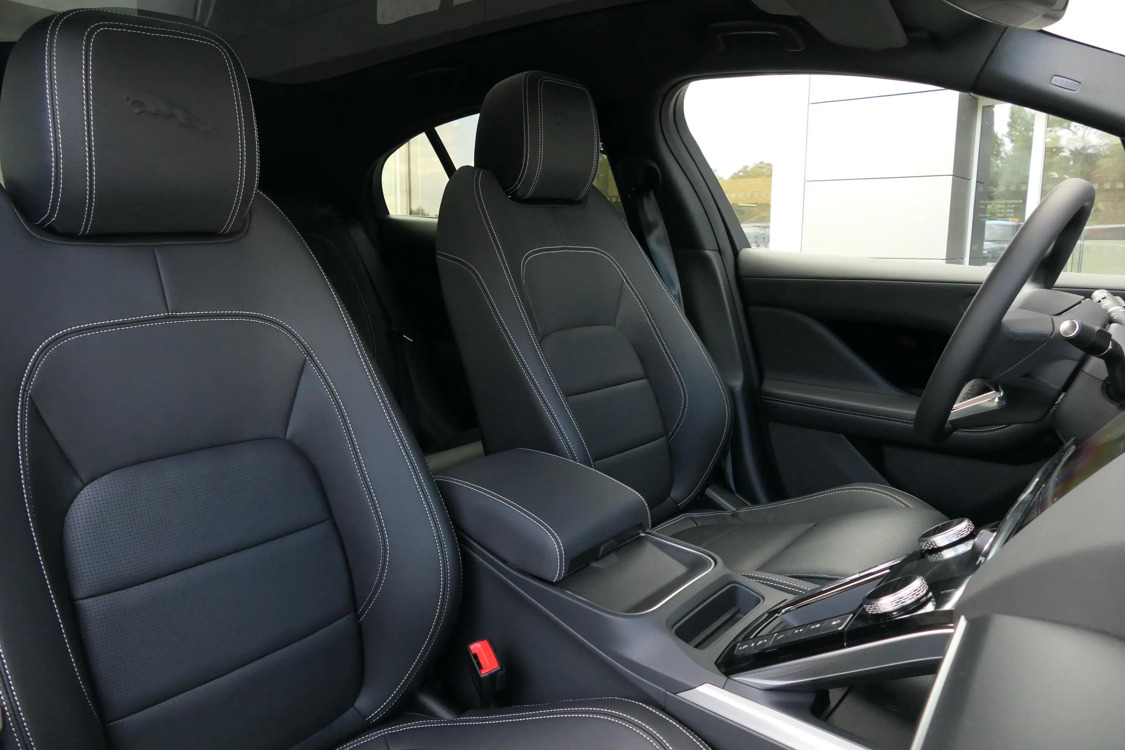 Jaguar I-Pace - EV 400PK R-Dynamic SE — photo 8