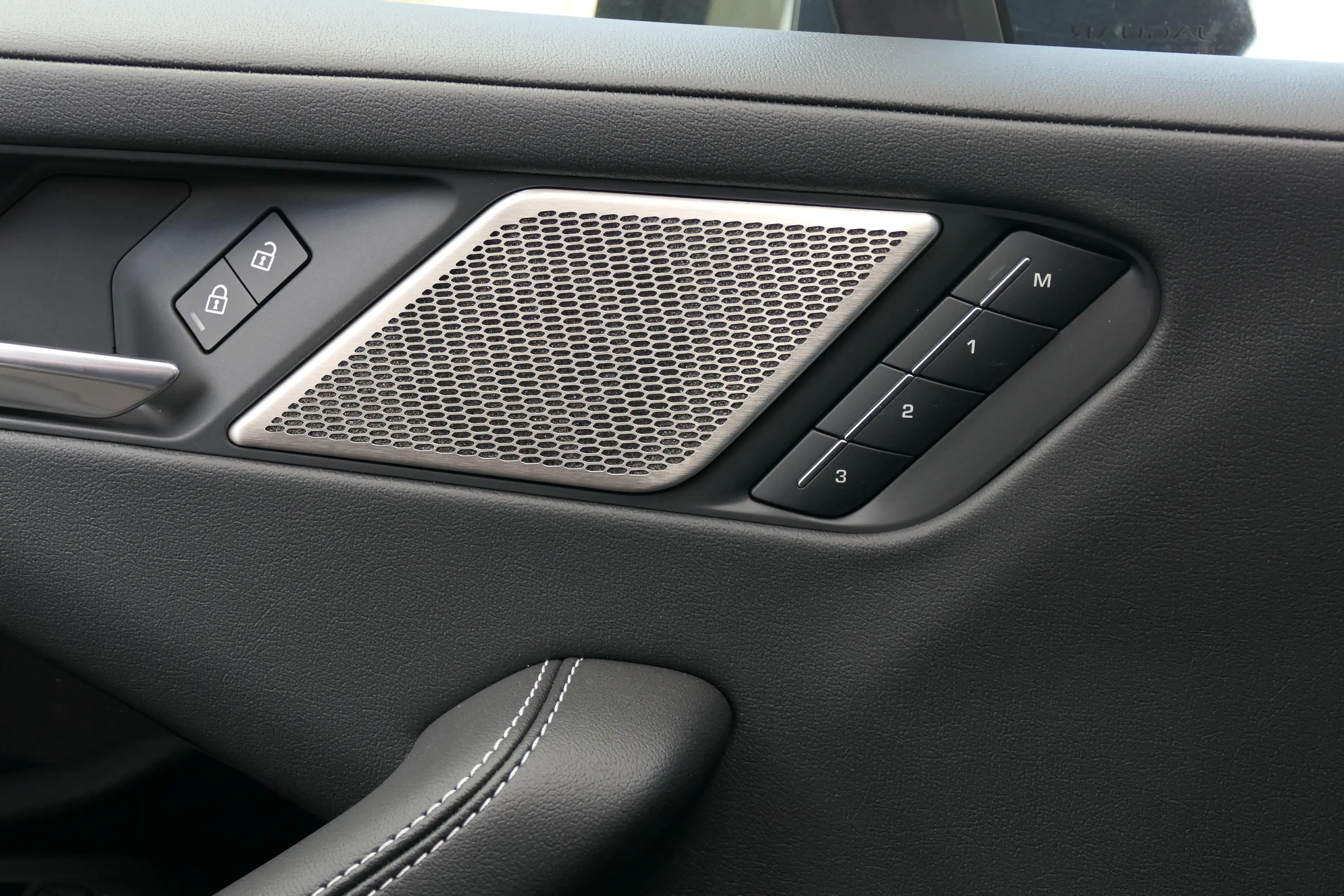 Jaguar I-Pace - EV 400PK R-Dynamic SE — photo 12