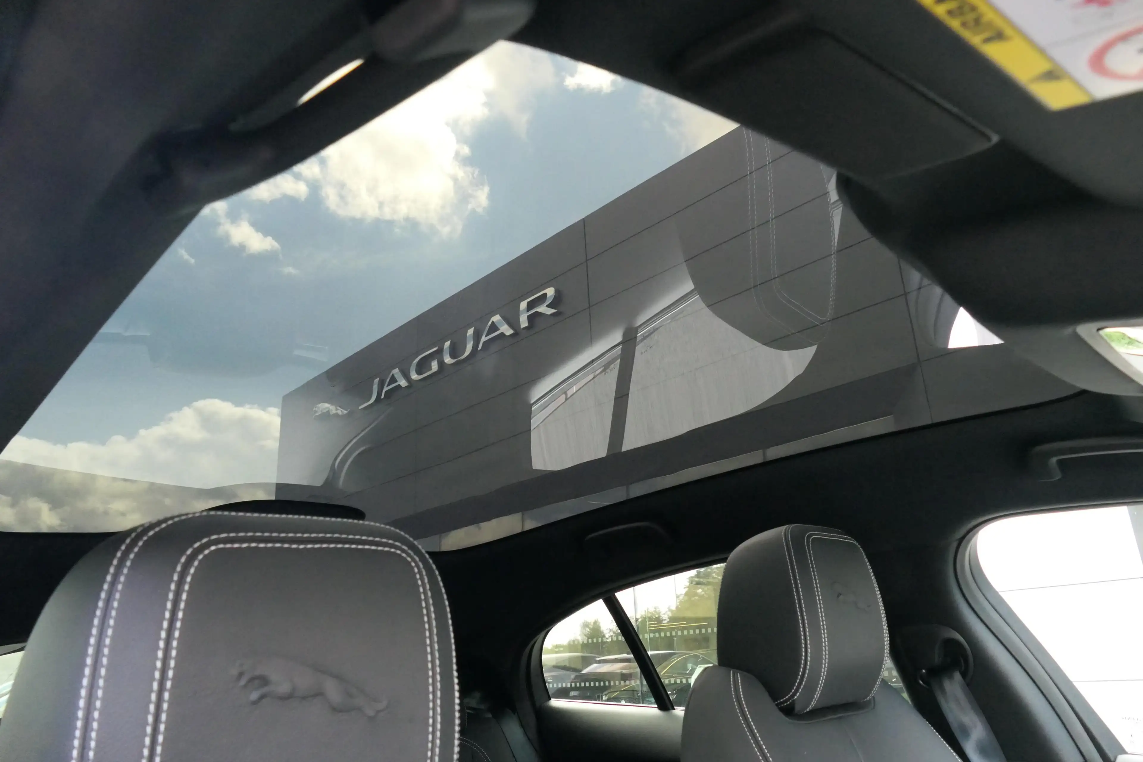 Jaguar I-Pace - EV 400PK R-Dynamic SE — photo 10