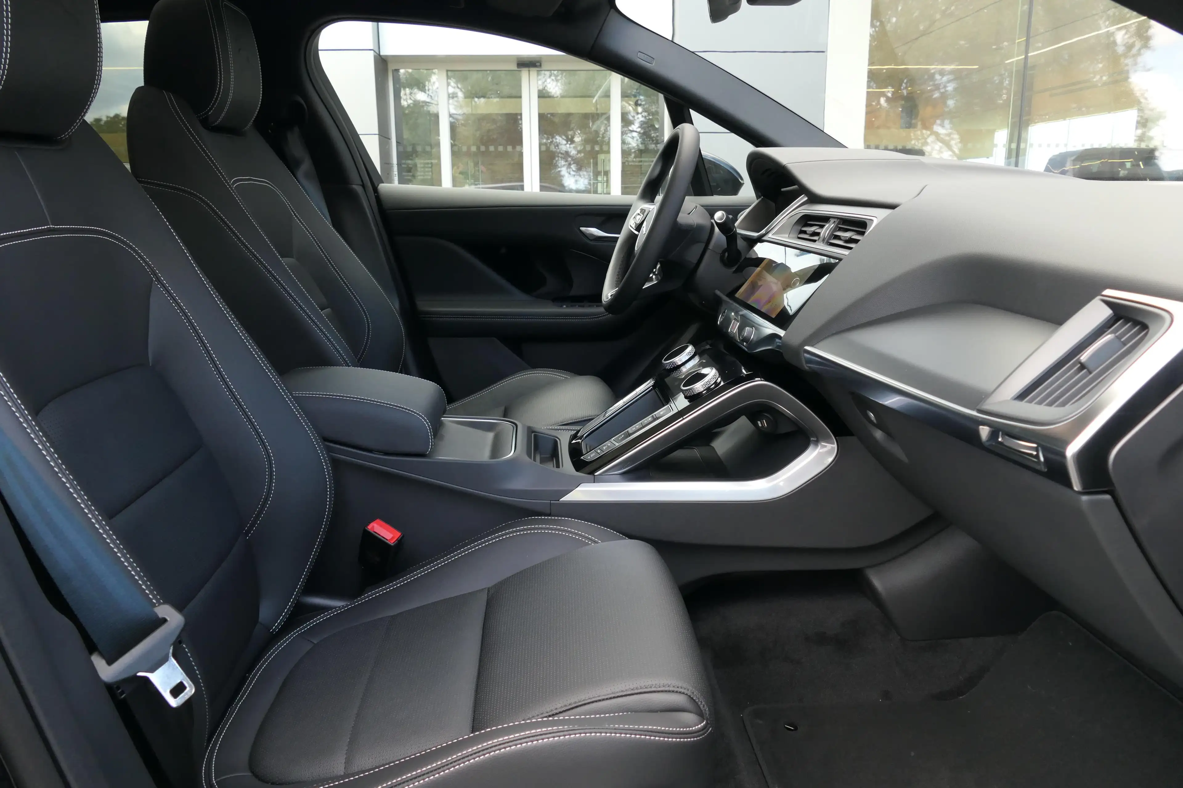 Jaguar I-Pace - EV 400PK R-Dynamic SE — photo 9