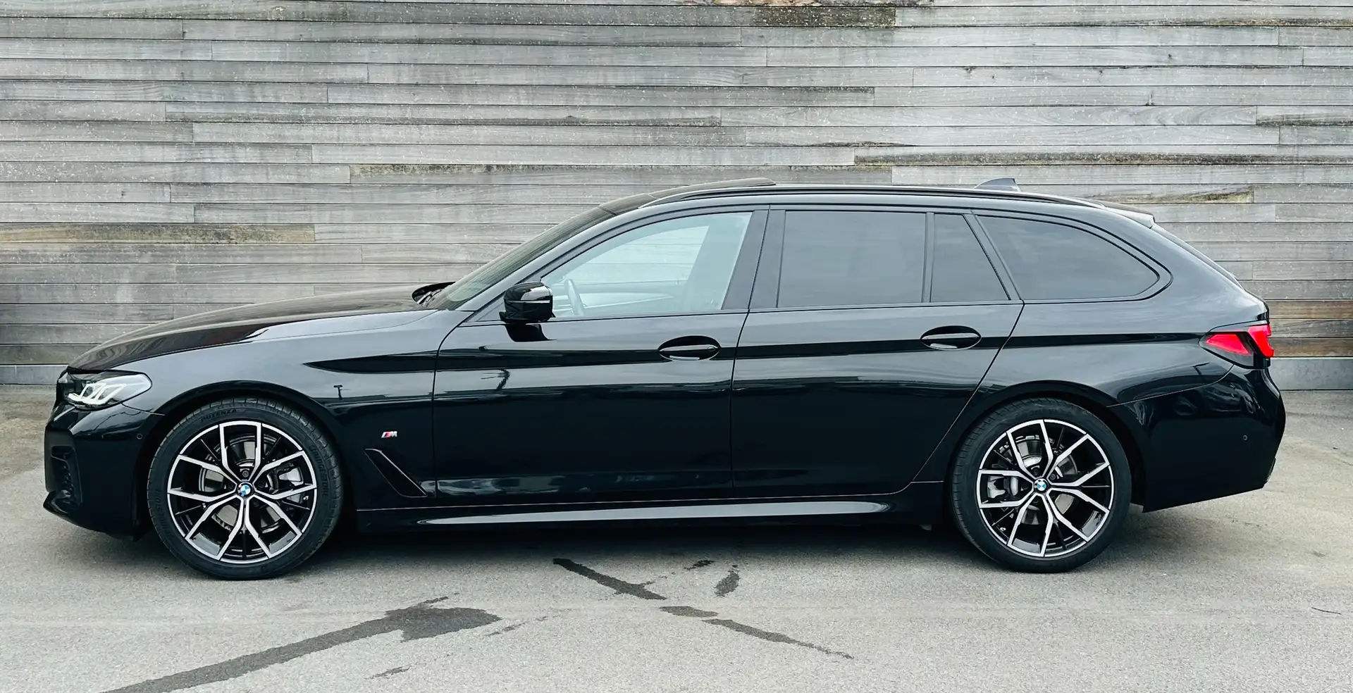BMW 520 M-PACK**NAVI**PANO**CARPLAY**SPORTSEATS**TOP!!!! Zwart - 2