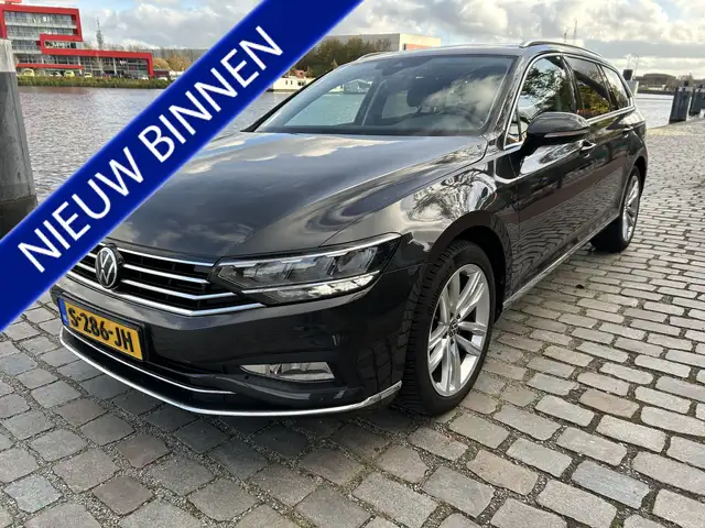 Volkswagen Passat Variant 1.5 TSI R-Line Business + van binnen en buiten in