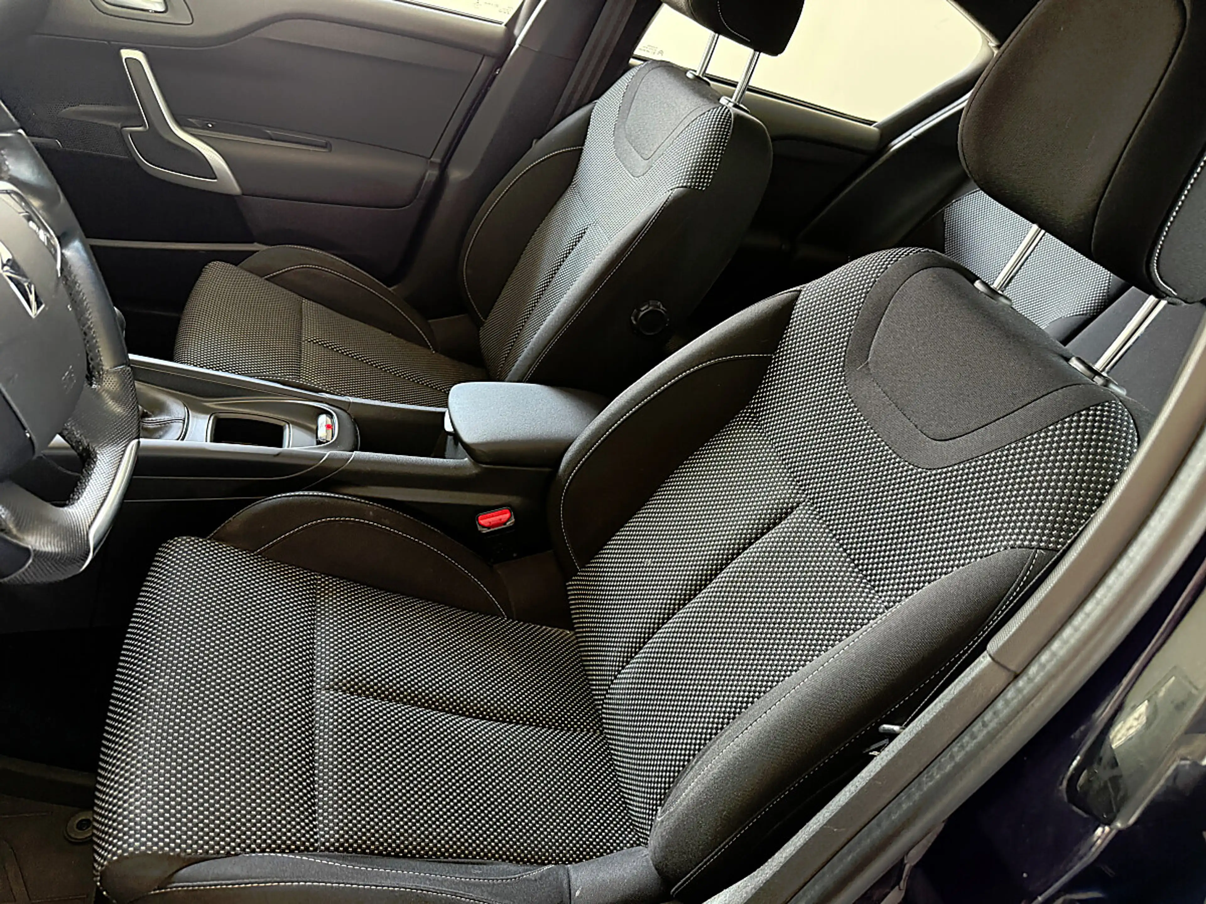 DS Automobiles DS 4 BlueHDi 120 S&S — photo 9