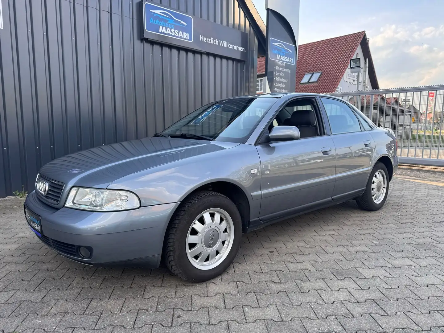 Audi A4 1.8 Limo, Sitzheizung, Anhängerkupplung, PDC... Grau - 1