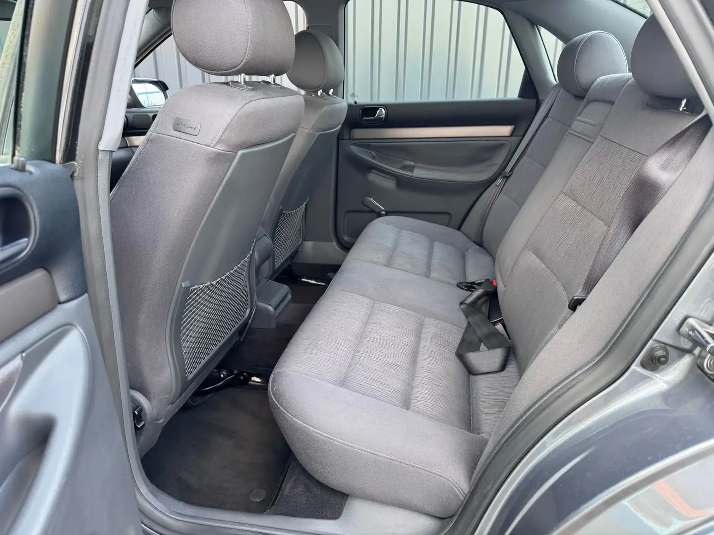 Audi A4 1.8 Limo, Sitzheizung, Anhängerkupplung, PDC... Grau - 2