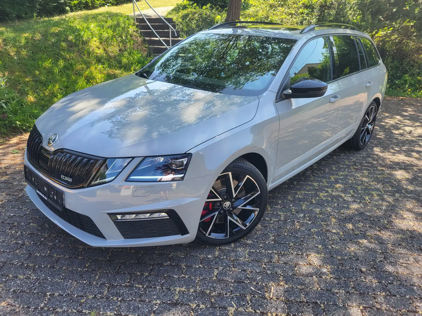 Skoda Octavia Octavia Kombi RS 2,0 TSI 180 kW DSG NAVI LED ACC Grau - 1