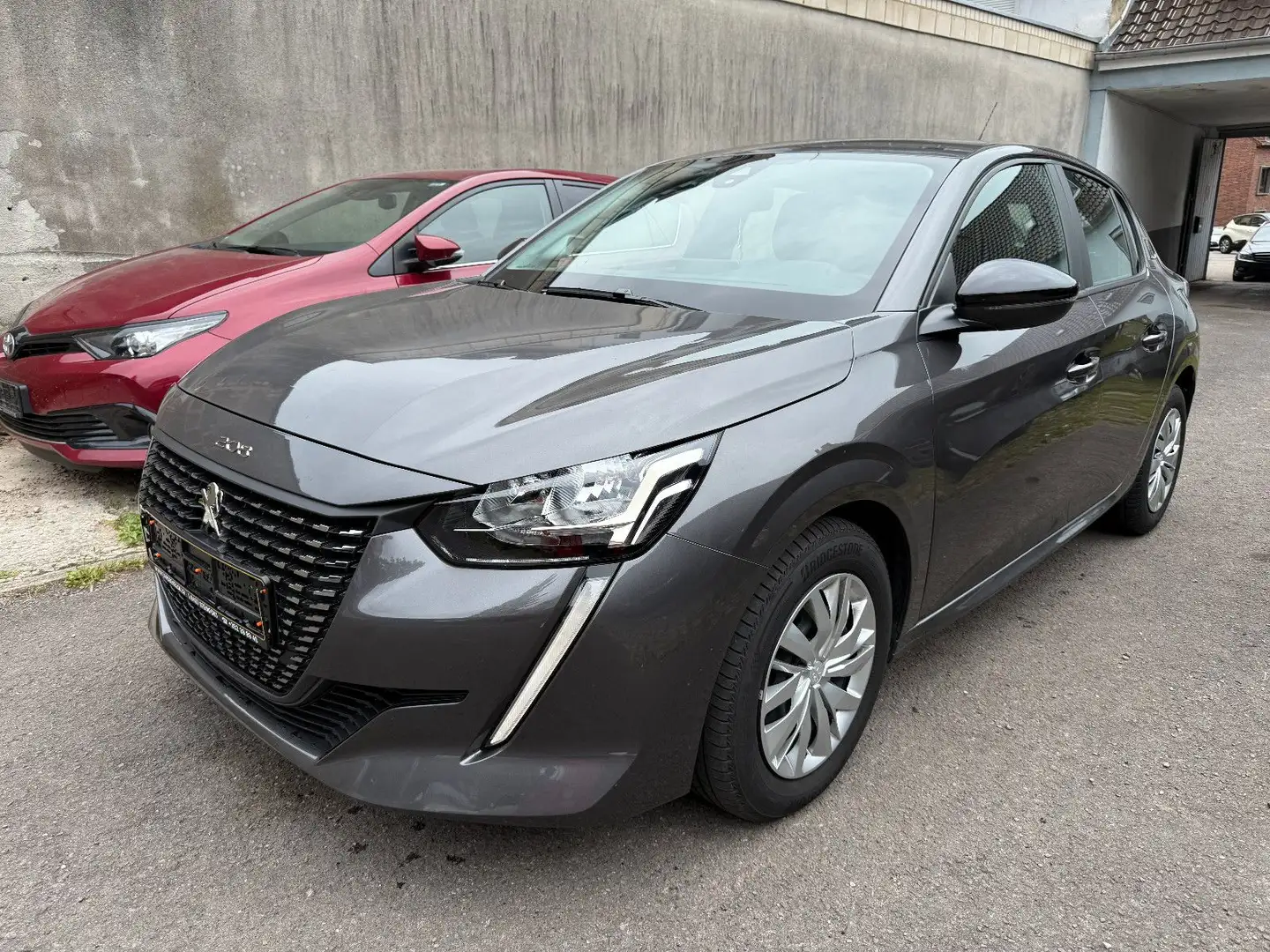 Peugeot 208 1.5 BlueHDi Active *Navi/Touch/Bluetooth* Grijs - 1