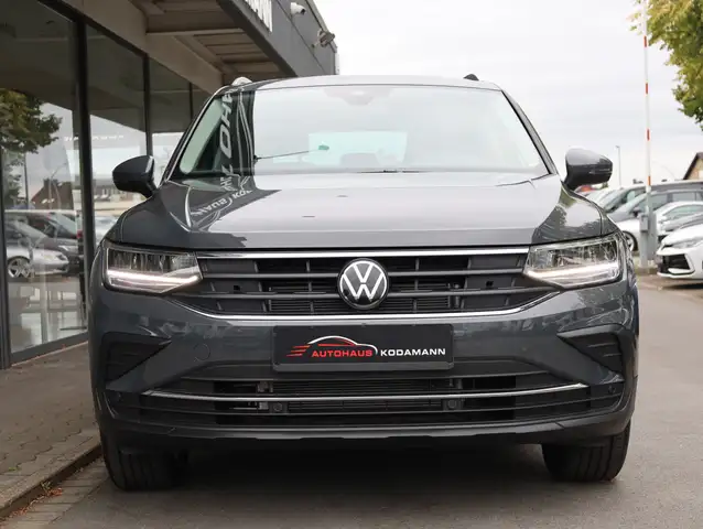 Volkswagen Tiguan view 4