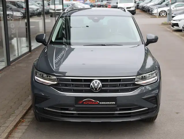 Volkswagen Tiguan view 3