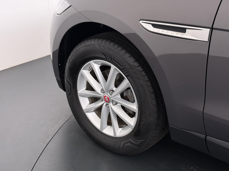 Jaguar F-Pace 2.0 Pure AWD 20d Navigatie | Camera | Trekhaak | — photo 8