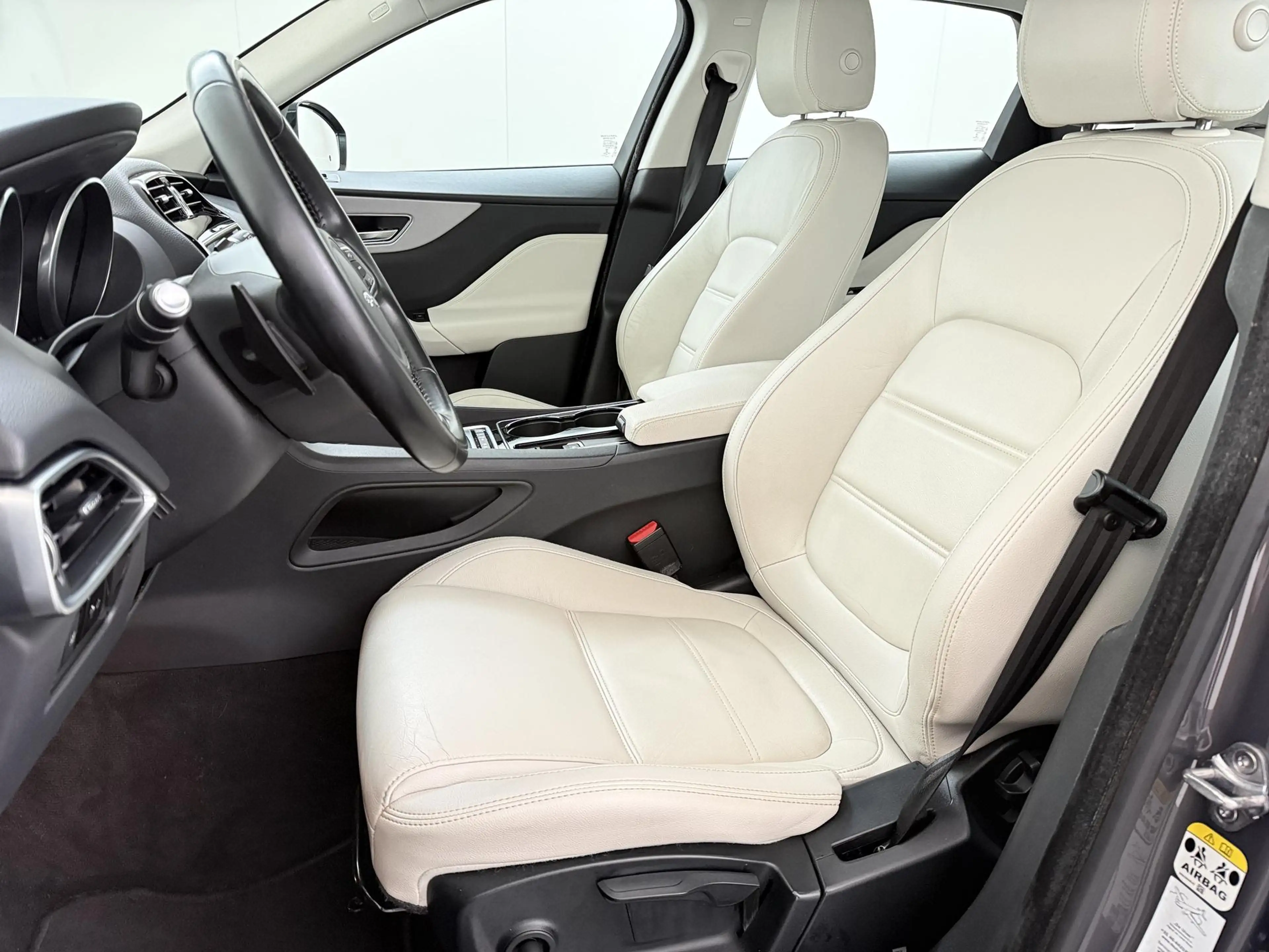 Jaguar F-Pace 2.0 Pure AWD 20d Navigatie | Camera | Trekhaak | — photo 13