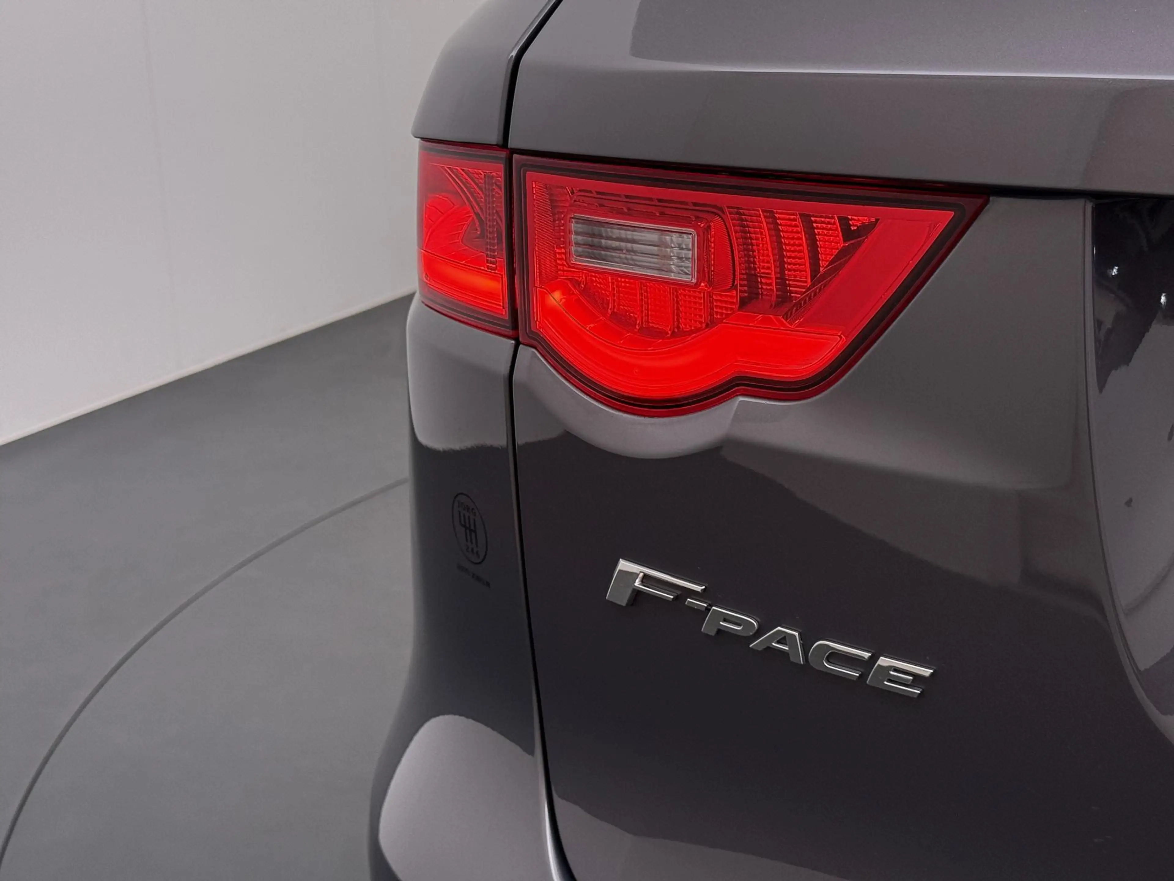Jaguar F-Pace 2.0 Pure AWD 20d Navigatie | Camera | Trekhaak | — photo 5