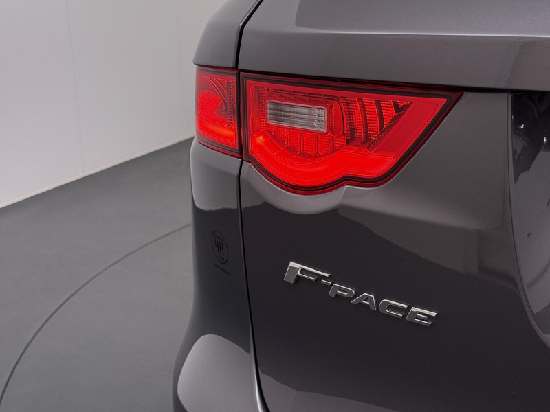 Jaguar F-Pace 2.0 Pure AWD 20d Navigatie | Camera | Trekhaak | — photo 5