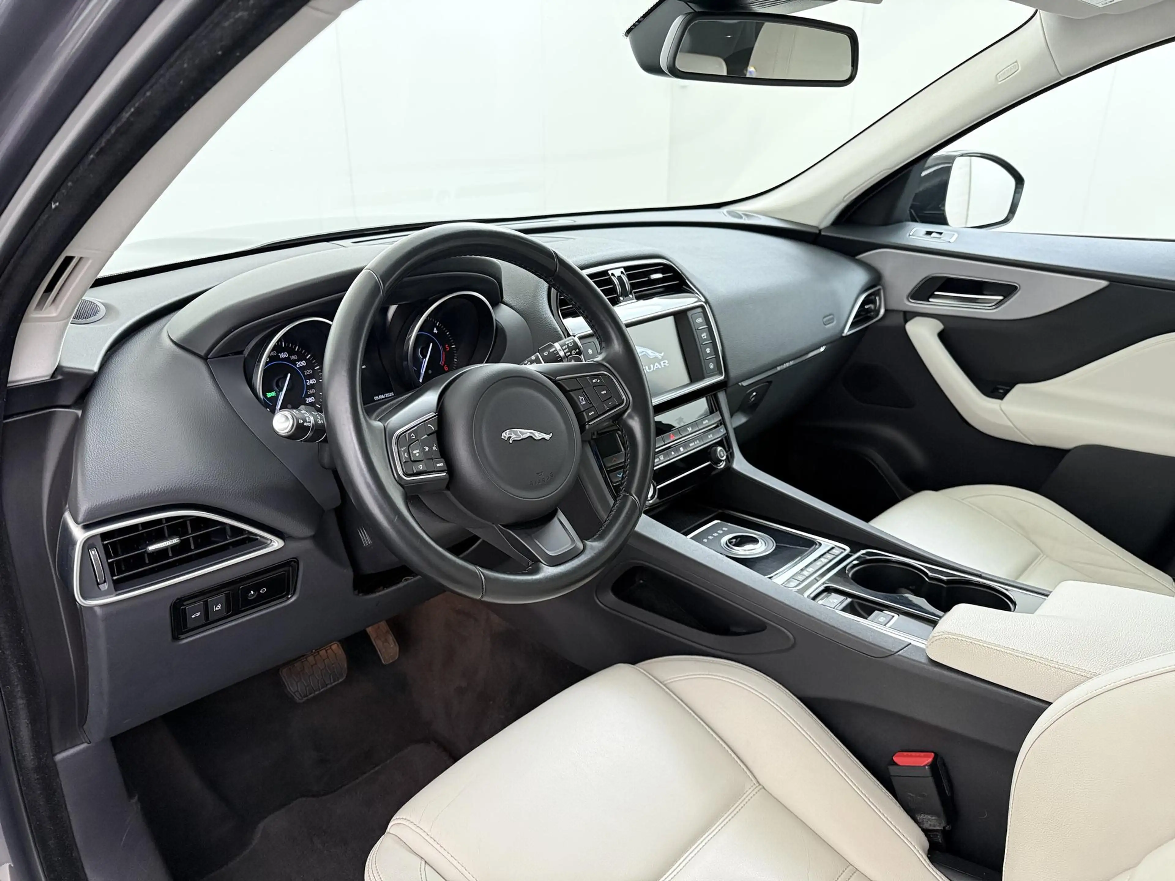 Jaguar F-Pace 2.0 Pure AWD 20d Navigatie | Camera | Trekhaak | — photo 12