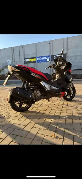 Aprilia SR Max 300 - foto 8