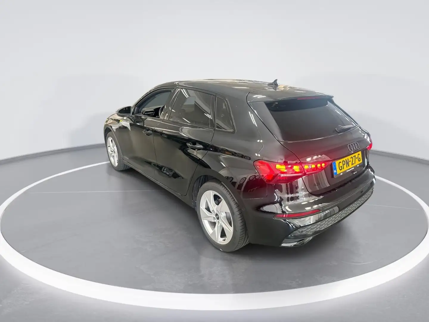 Audi A3 Sportback 35 Tfsi 150pk S-tronic Advanced Edition Zwart - 2
