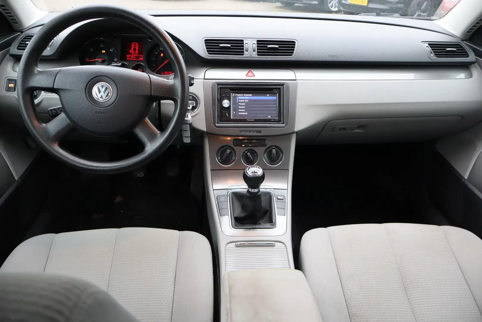 Volkswagen Passat 1.9 TDI Bluemotion Cruise control, Airco, Elektris Zwart - 2