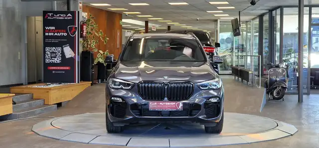 BMW X5 view 2