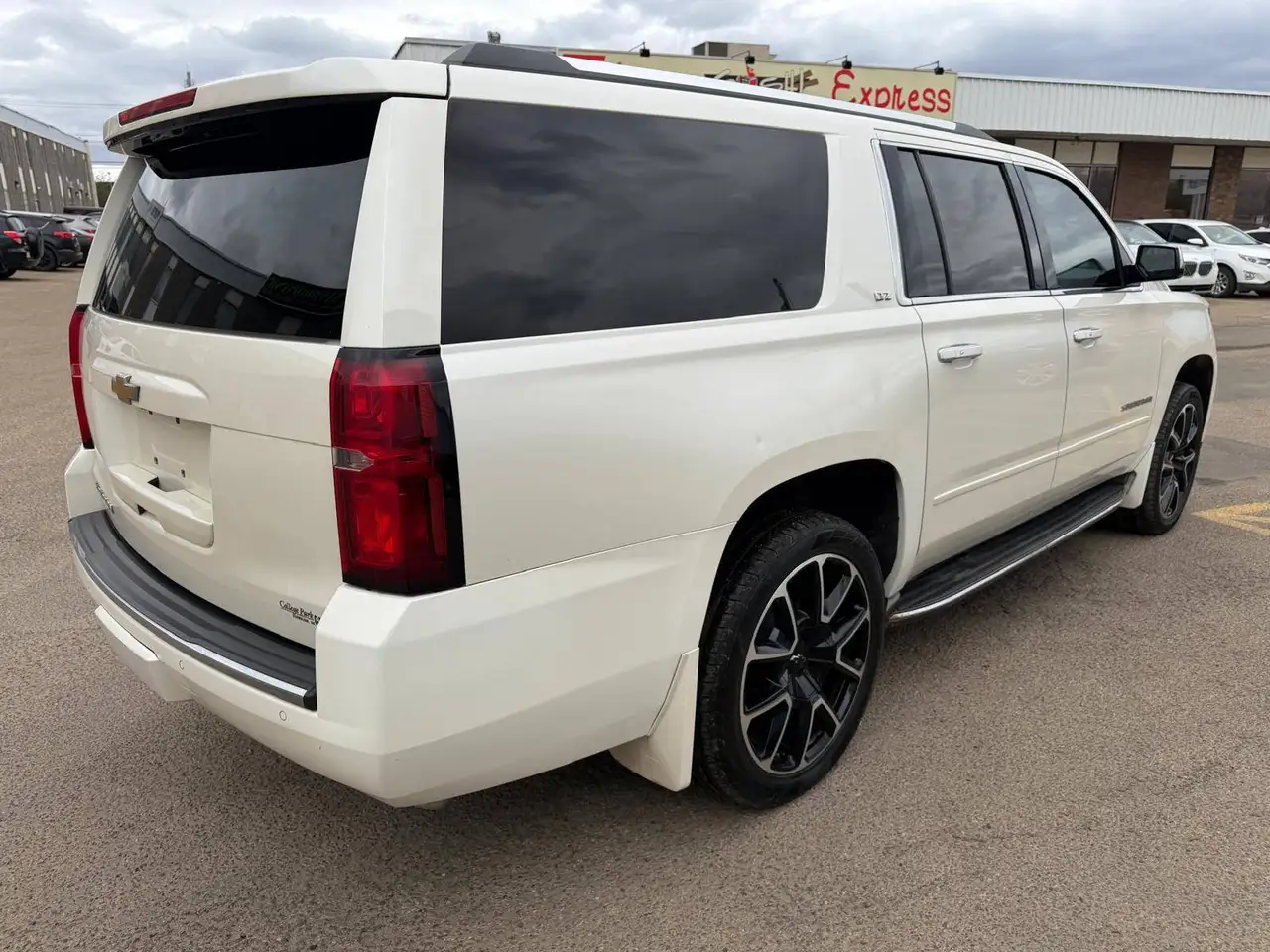 Chevrolet Suburban снимка Chevrolet Suburban