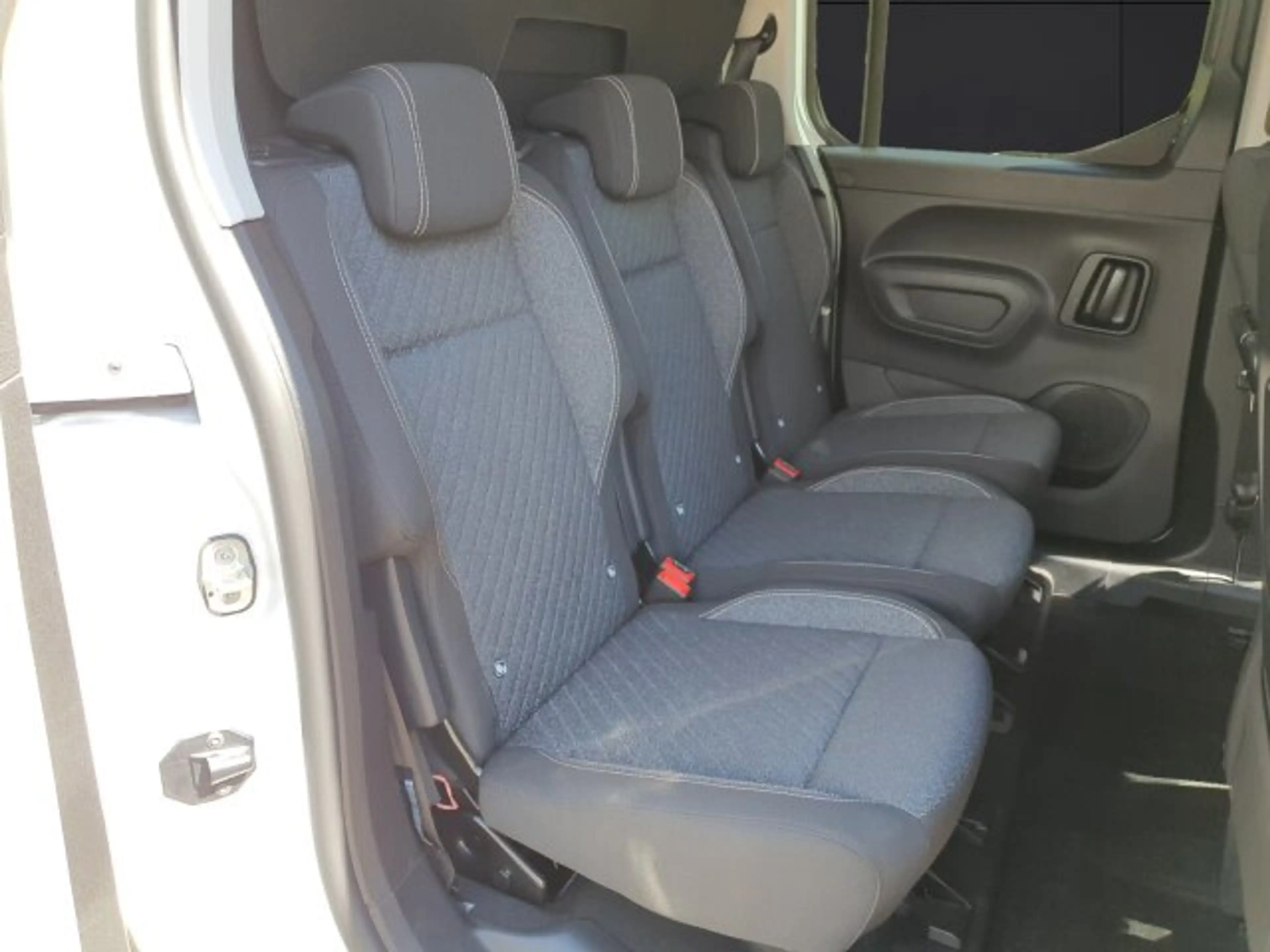 Peugeot Rifter Rifter Allure 100 +180°Kamera+Keyless+FSH+SHZ+ — photo 11