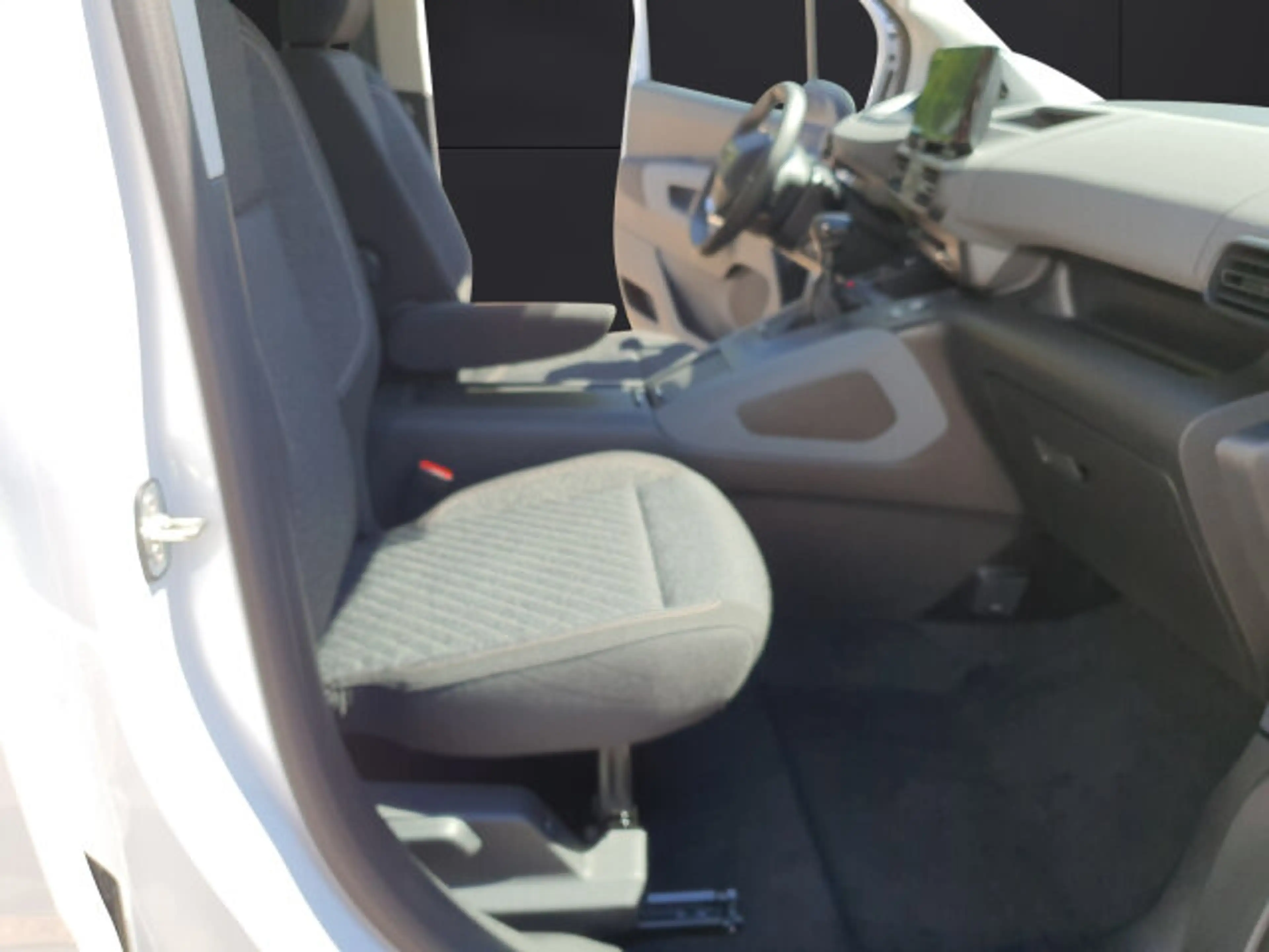 Peugeot Rifter Rifter Allure 100 +180°Kamera+Keyless+FSH+SHZ+ — photo 10