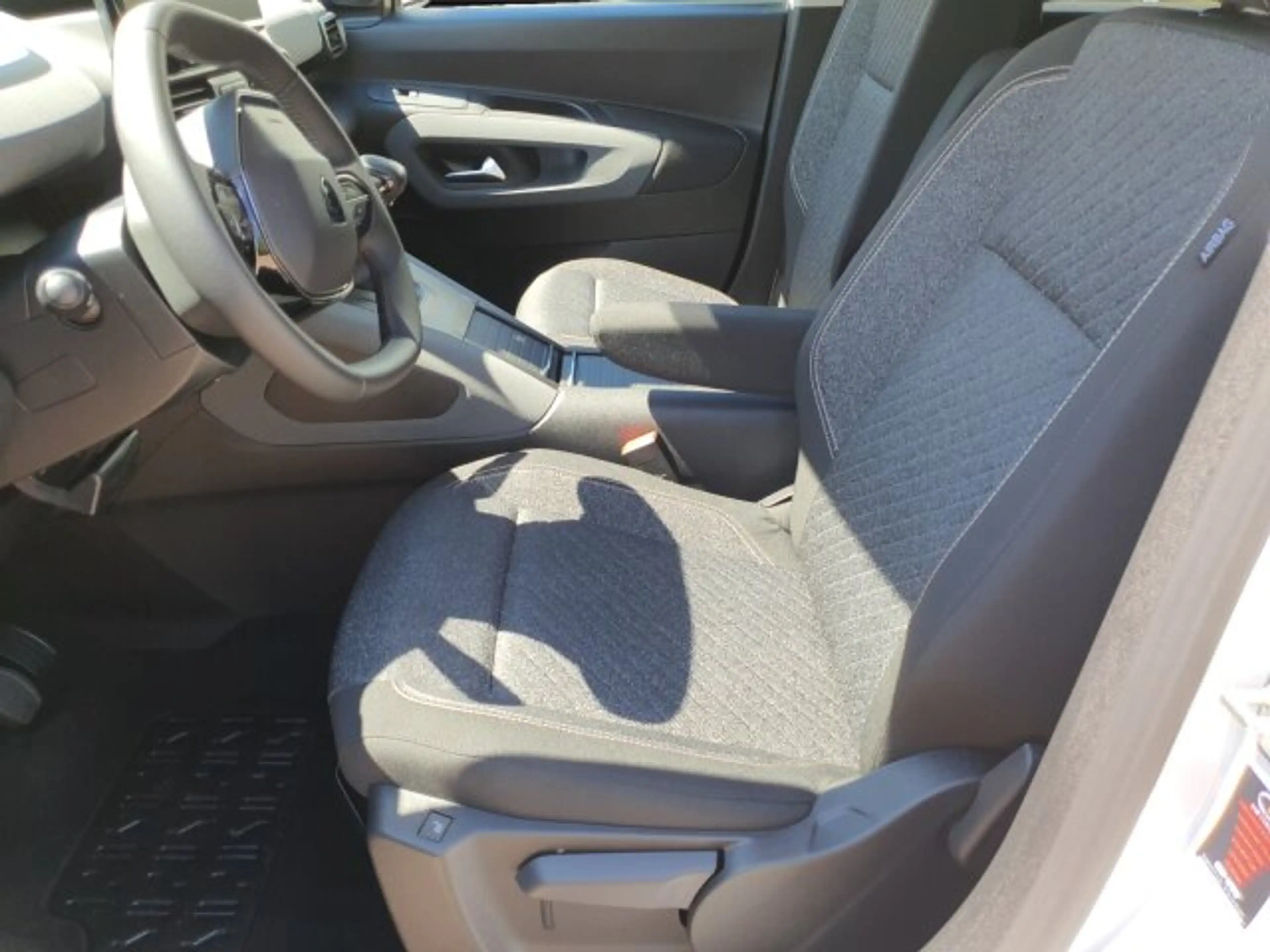 Peugeot Rifter Rifter Allure 100 +180°Kamera+Keyless+FSH+SHZ+ — photo 5