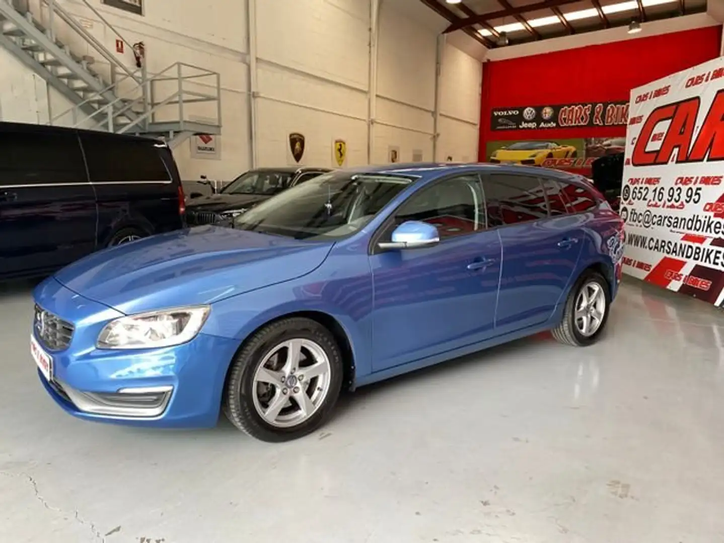 Volvo V60 D2 Momentum Aut. Blauw - 1
