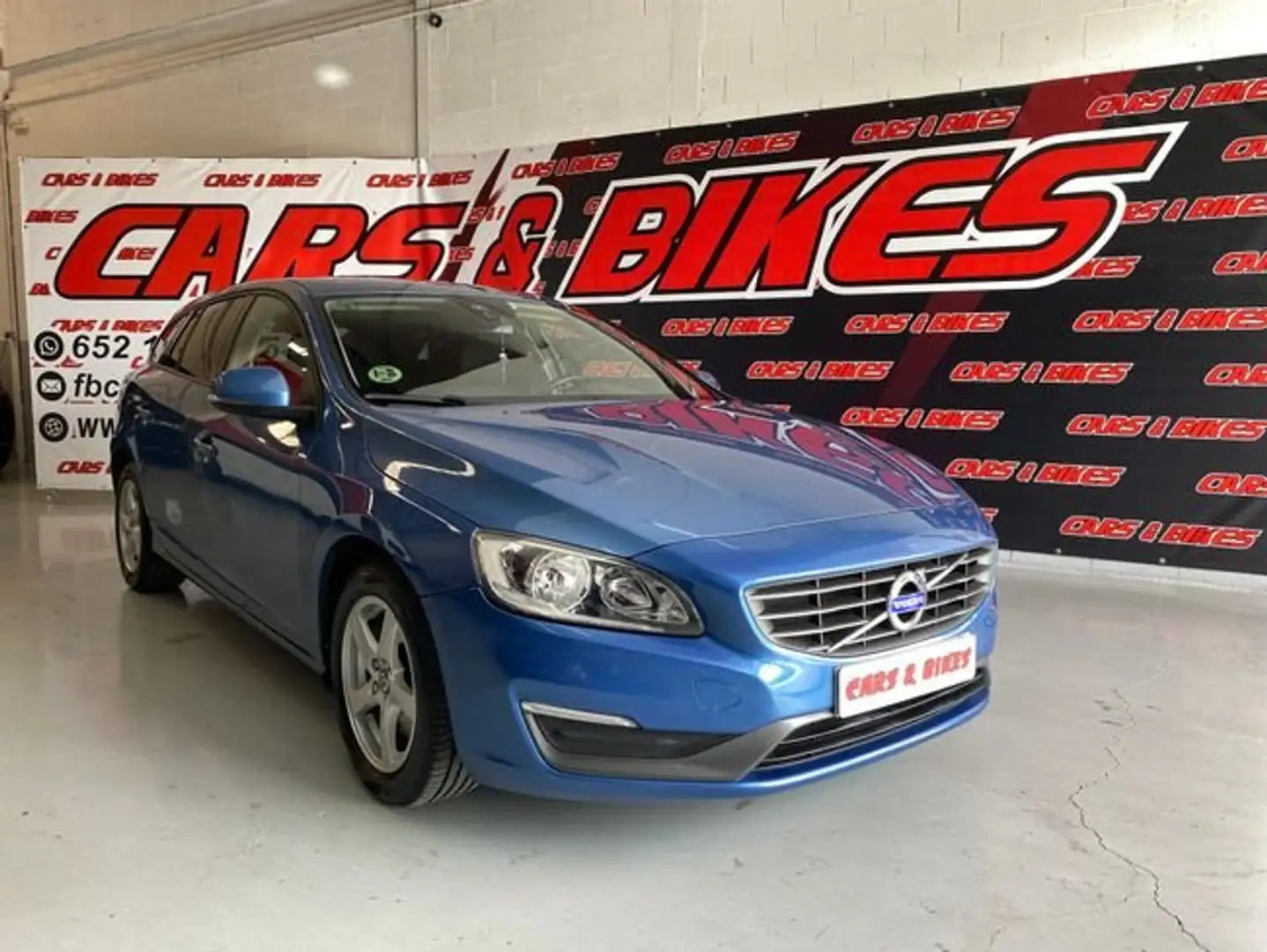 Volvo V60 D2 Momentum Aut. Blauw - 2
