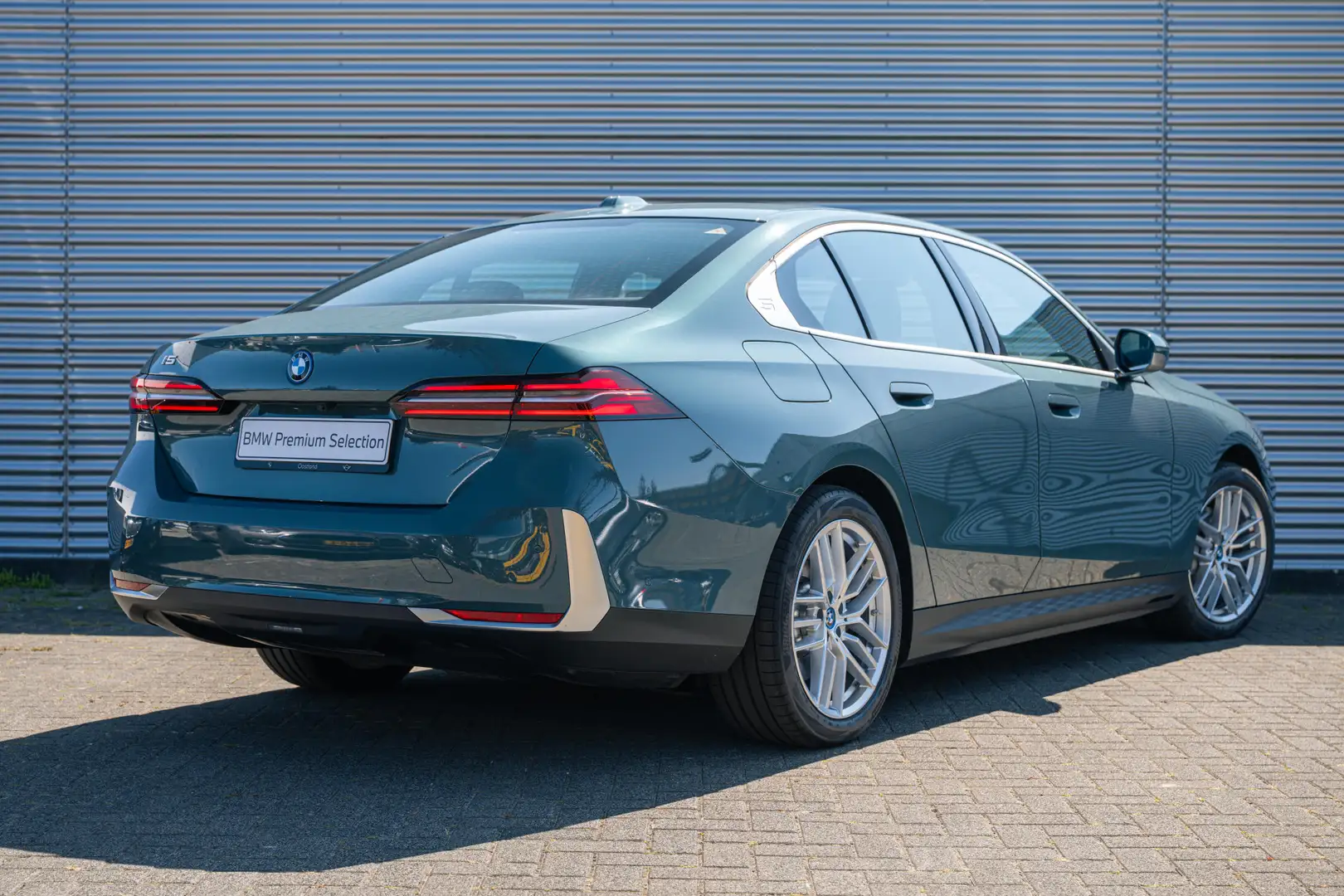 BMW i5 eDrive40 / Trekhaak / Bowers & Wilkins / Adaptieve Verde - 2